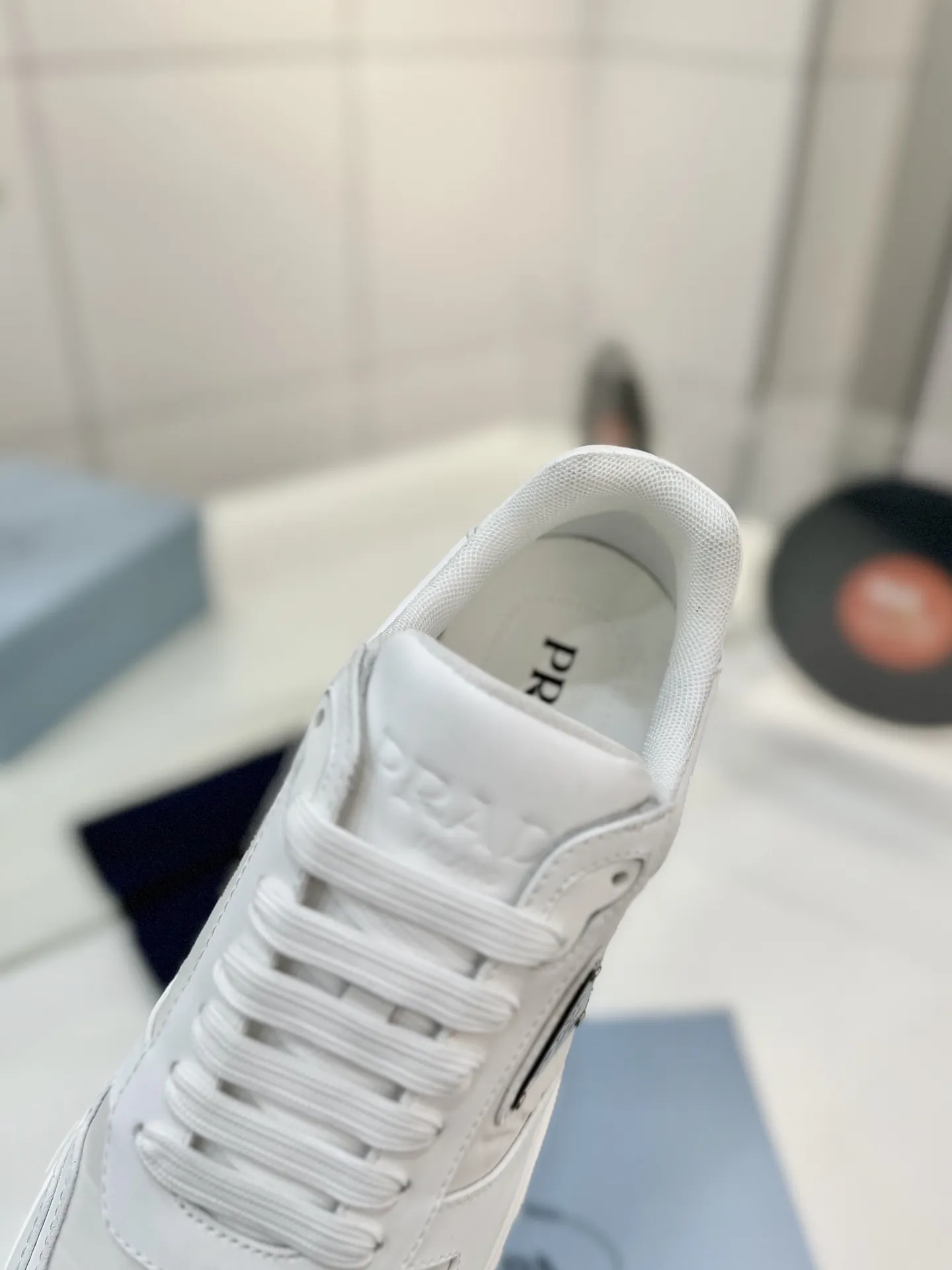 工厂价💰310男➕10🔥《普拉达prada》运动鞋融优雅的创意设计以及Prada系列典型的材质于一身。 ⚡️鞋身采用海洋塑料回收物所制的创新性Re-Nylon再生尼龙和亮面牛皮革打造。蕴含新颖运动格调的三角形徽标点缀侧面,彰显品牌特色。胎面花纹厚底赋予廓形混搭魅力。原版1比1开发, ✅鞋面:采用进口小牛皮拼接透气网面, 鞋舌Prada Milano丝网印刷徽标 ✅外侧饰经典金属三角珐琅徽标 ✅内里:网布,垫脚牛皮, ✅大底:采用防滑运动专属带logo橡胶大底 ✅码数:35-46(订制45.46)