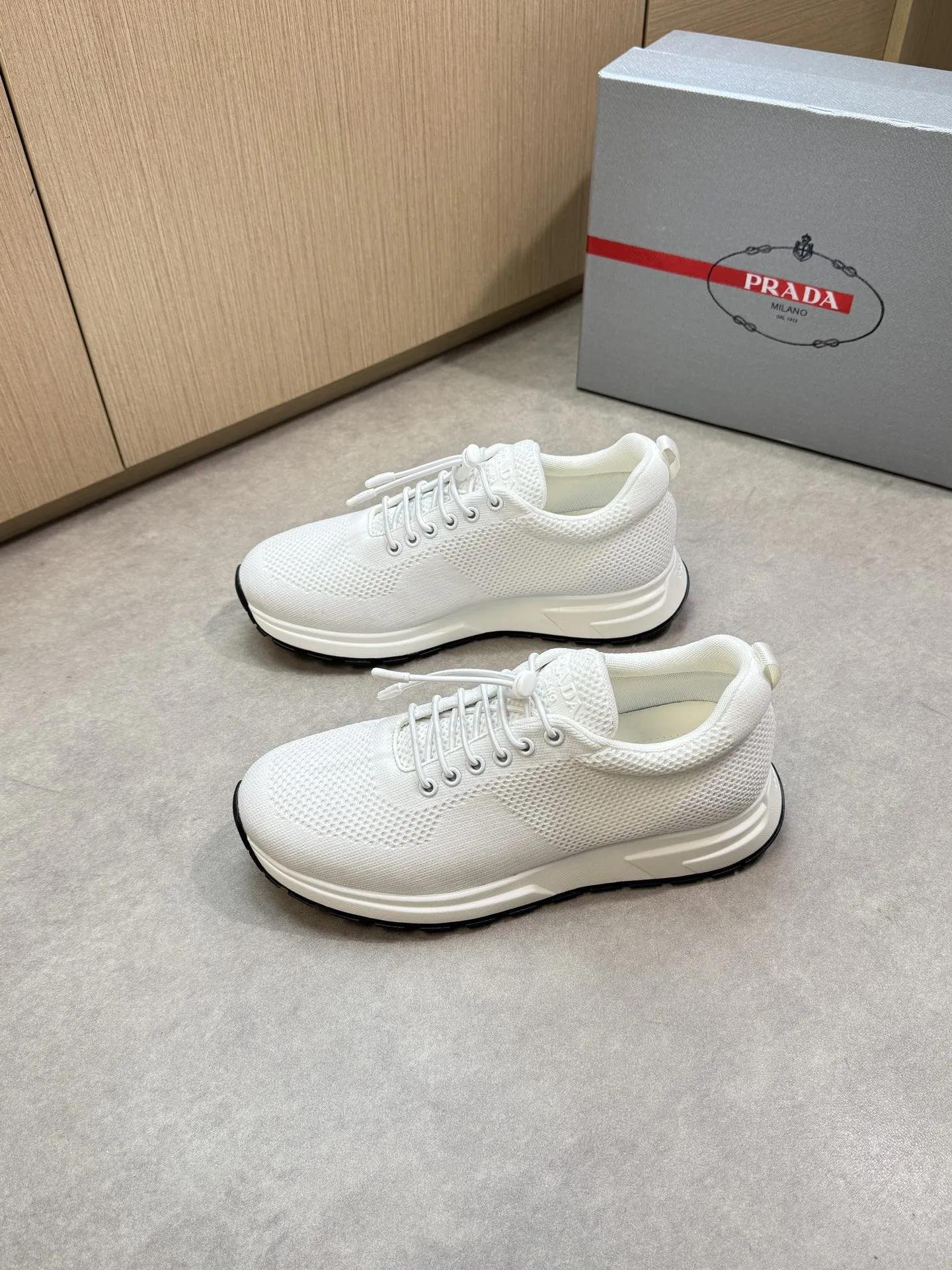 【PRADA】普拉达 P300💰 -高端品质 原单🔍🔍🔍休闲运动鞋 -鞋面:🔝品牌图腾针织(飞织)布匹、鞋舌注塑品牌logo -内里:水染牛皮 -大底:超轻TPU发泡·橡胶;双色成型大底 -超高品控·做工精细:凸显(高端·贵气·档次) -Size :38-44(45,可订做)·PR0135