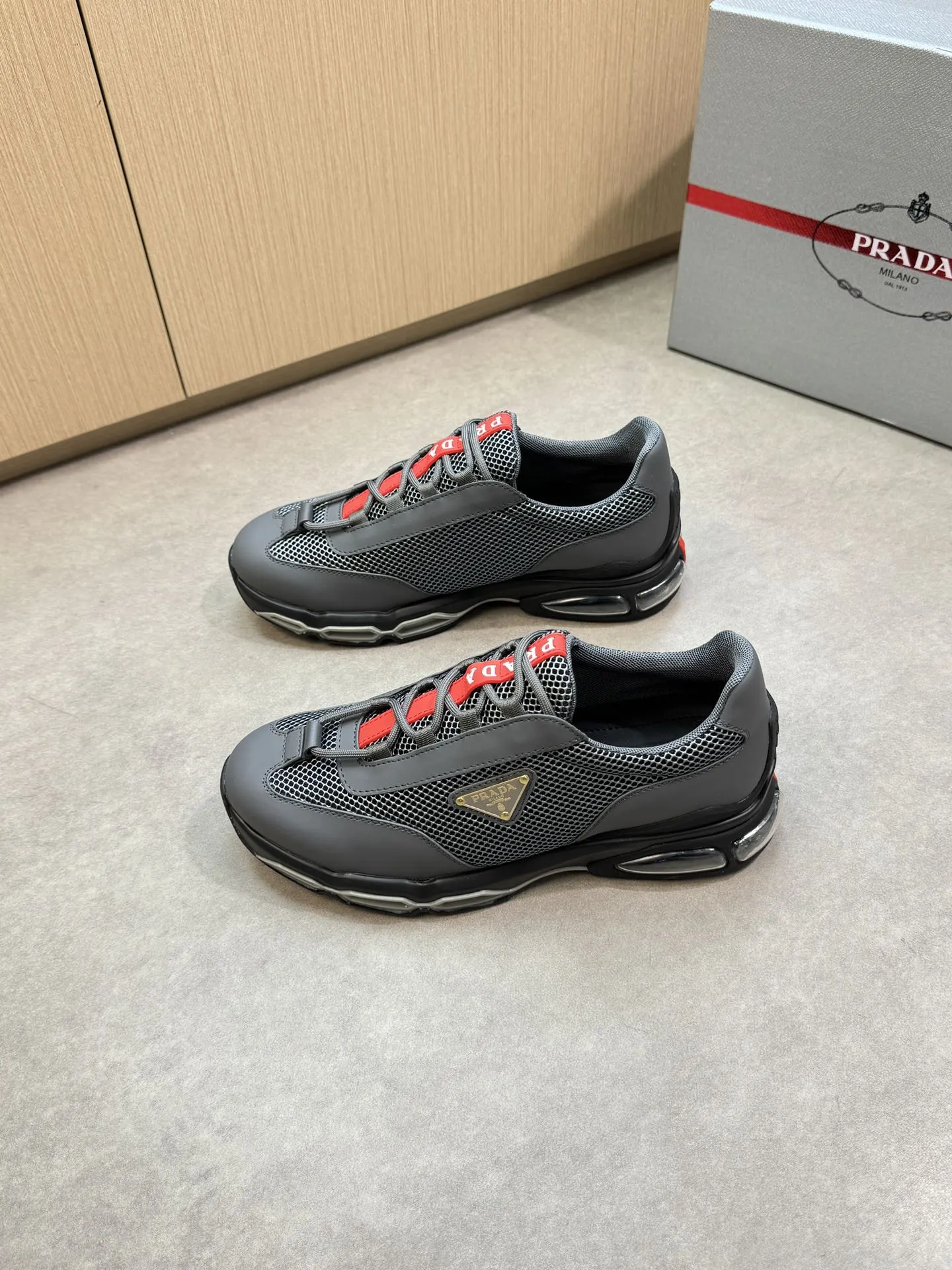 【 PRADA】普拉达 P340💰 -高端品质 原单🔍🔍🔍休闲运动鞋 -鞋面:🔝丝绸小牛皮、品牌高丝光镂空网帆布、鞋舌车缝品牌塑胶logo、鞋身品牌金属扣件 -内里:水染牛皮 -大底:超轻高透TPR气囊·橡胶; 抽真空组合成型大底 -超高品控·做工精细:凸显(高端·贵气·档次) -Size :38-45(46,可订做)·