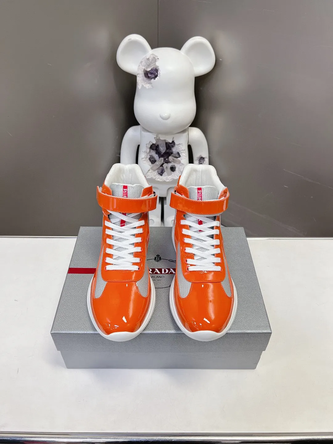 💰&yen;360 普拉达PRADA顶级版高帮情侣运动鞋 ，鞋面进口飞织面料拼接漆皮，羊皮内里+牛皮踮脚，耐磨防滑轻便大底， 男女同款：码数：35-45码（46 47🉑️定做）