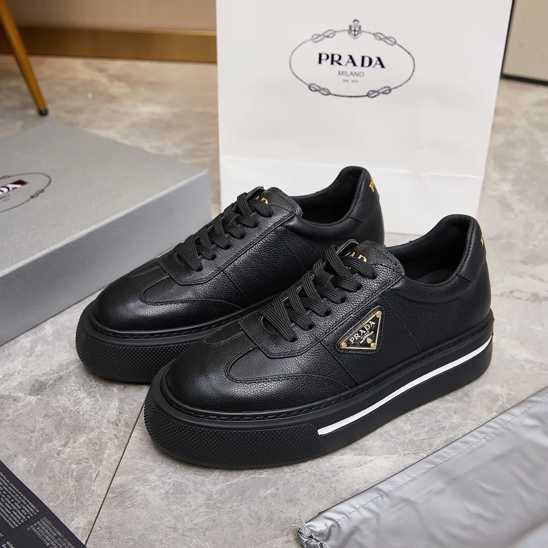 p320 普拉达 / Prada Macro Re-Nylon 系列低帮运动鞋 39-44(38.45订做) 普拉达三角标松糕运动鞋 男士 这款高帮运动鞋融Prada标志性的亮面皮革和Re-Nylon再生尼龙面料于一身,配有轻质鞋底,饰以橡胶三角形徽标,别具设计格调。 Re-Nylon再生尼龙面料通过提纯海洋塑料、渔网和纺织纤维回收物制成,为品牌的创新型面料。
