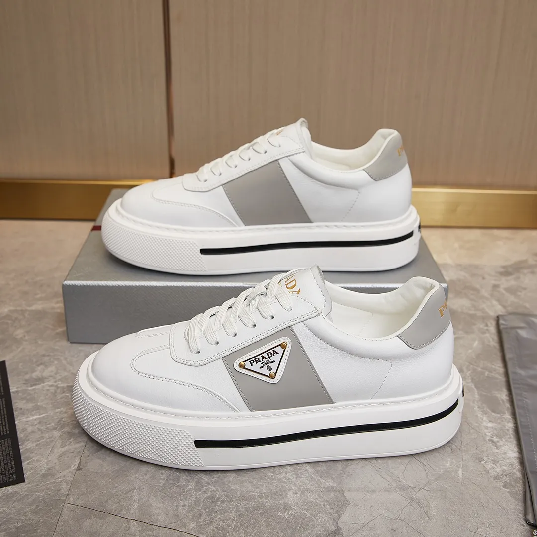 p320 普拉达 / Prada Macro Re-Nylon 系列低帮运动鞋 39-44(38.45订做) 普拉达三角标松糕运动鞋 男士 这款高帮运动鞋融Prada标志性的亮面皮革和Re-Nylon再生尼龙面料于一身,配有轻质鞋底,饰以橡胶三角形徽标,别具设计格调。 Re-Nylon再生尼龙面料通过提纯海洋塑料、渔网和纺织纤维回收物制成,为品牌的创新型面料。