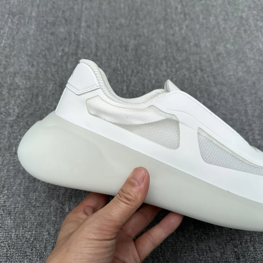 PRADA/普拉达 男士休闲运动鞋，进口网布拼接，极致柔软细腻，简约设计风格。新颖的P家徽标皆采用立体橡胶制作！原单级品质，推荐入手！ 尺码：39-40-41-42-43-44（45订做） 货号：35764045