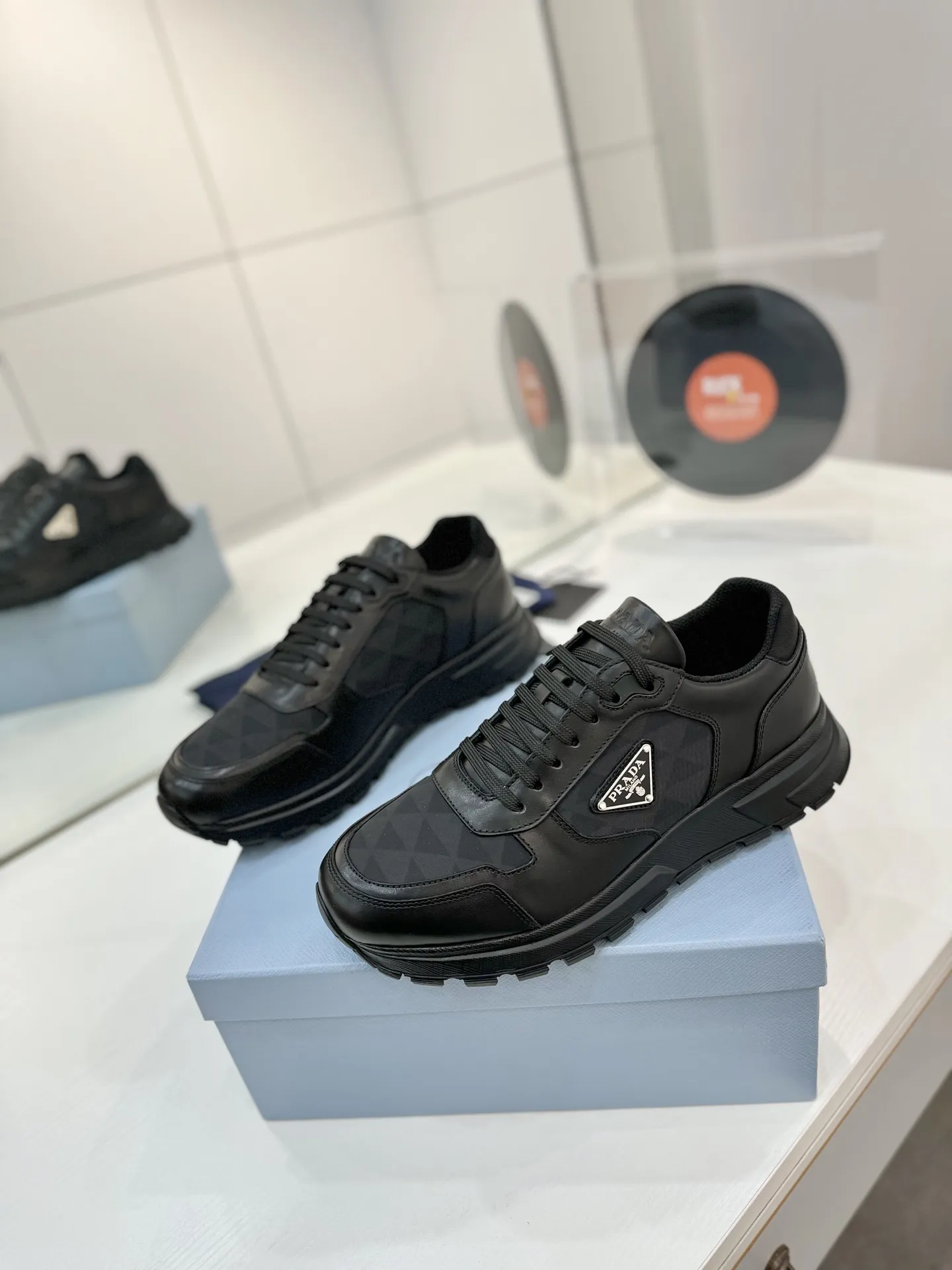工厂价💰310男➕10🔥《普拉达prada》运动鞋融优雅的创意设计以及Prada系列典型的材质于一身。 ⚡️鞋身采用海洋塑料回收物所制的创新性Re-Nylon再生尼龙和亮面牛皮革打造。蕴含新颖运动格调的三角形徽标点缀侧面，彰显品牌特色。胎面花纹厚底赋予廓形混搭魅力。原版1比1开发， ✅鞋面：采用进口小牛皮拼接透气网面， 鞋舌Prada Milano丝网印刷徽标 ✅外侧饰经典金属三角珐琅徽标 ✅内里：网布，垫脚牛皮， ✅大底：采用防滑运动专属带logo橡胶大底 ✅码数：35-46（订制45.46）