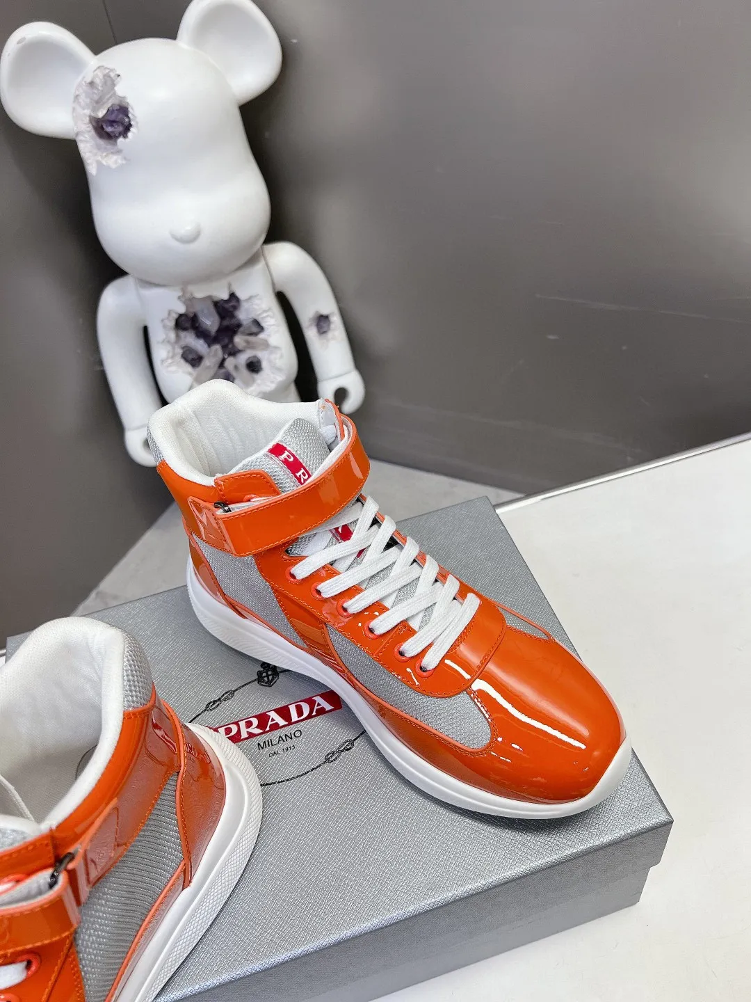 💰&yen;360 普拉达PRADA顶级版高帮情侣运动鞋 ，鞋面进口飞织面料拼接漆皮，羊皮内里+牛皮踮脚，耐磨防滑轻便大底， 男女同款：码数：35-45码（46 47🉑️定做）