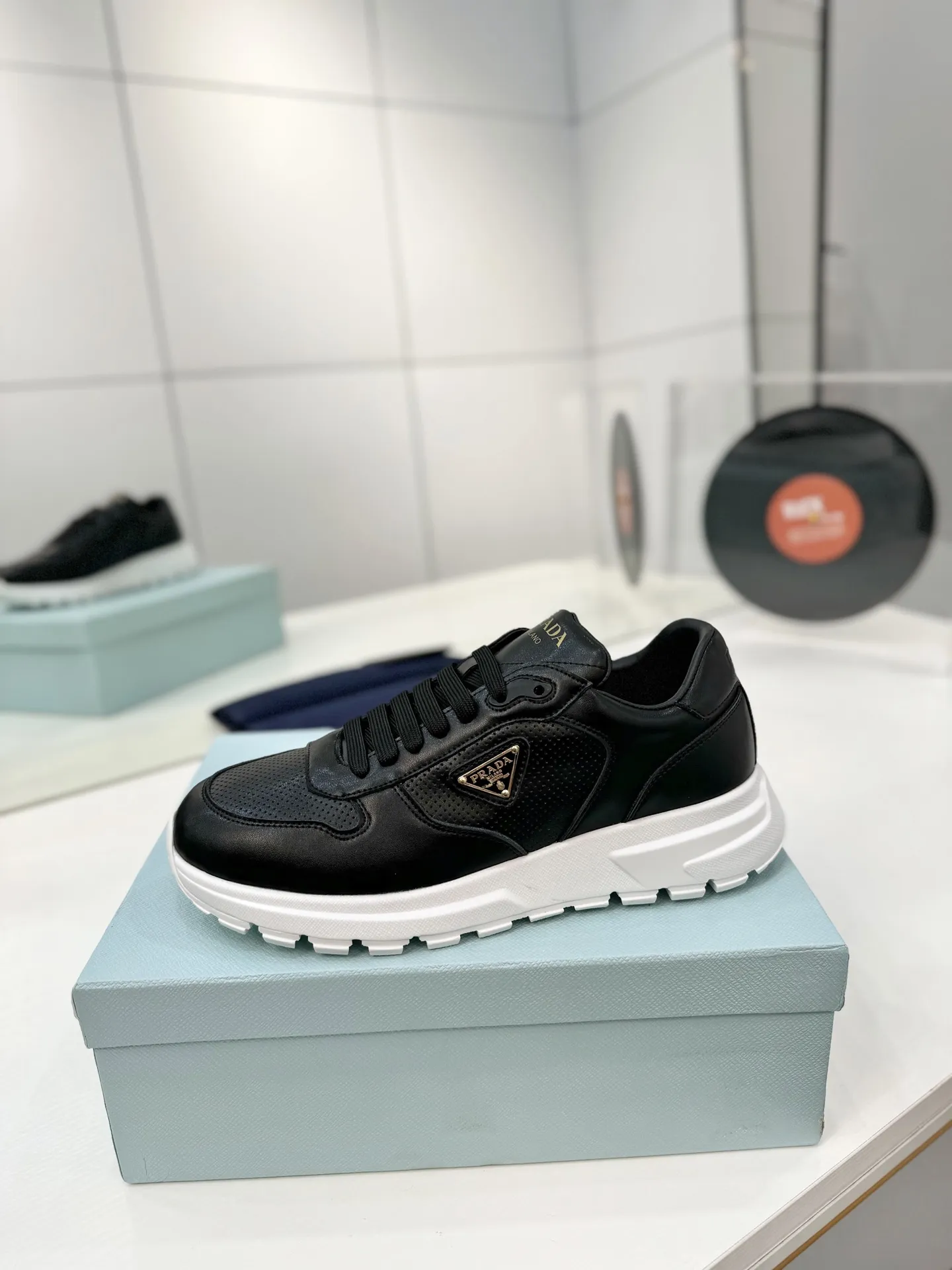 工厂价💰280男➕10🔥《冲孔面》运动鞋融优雅的创意设计以及Prada系列典型的材质于一身。 ⚡️鞋身采用海洋塑料回收物所制的创新性Re-Nylon再生尼龙和亮面牛皮革打造。蕴含新颖运动格调的三角形徽标点缀侧面，彰显品牌特色。胎面花纹厚底赋予廓形混搭魅力。原版1比1开发， ✅鞋面：牛皮冲孔面 ✅内里：原版水染牛皮+牛皮垫脚 ✅原版：TPU+发泡组合底 ✅码数：35-46（45.46订制）