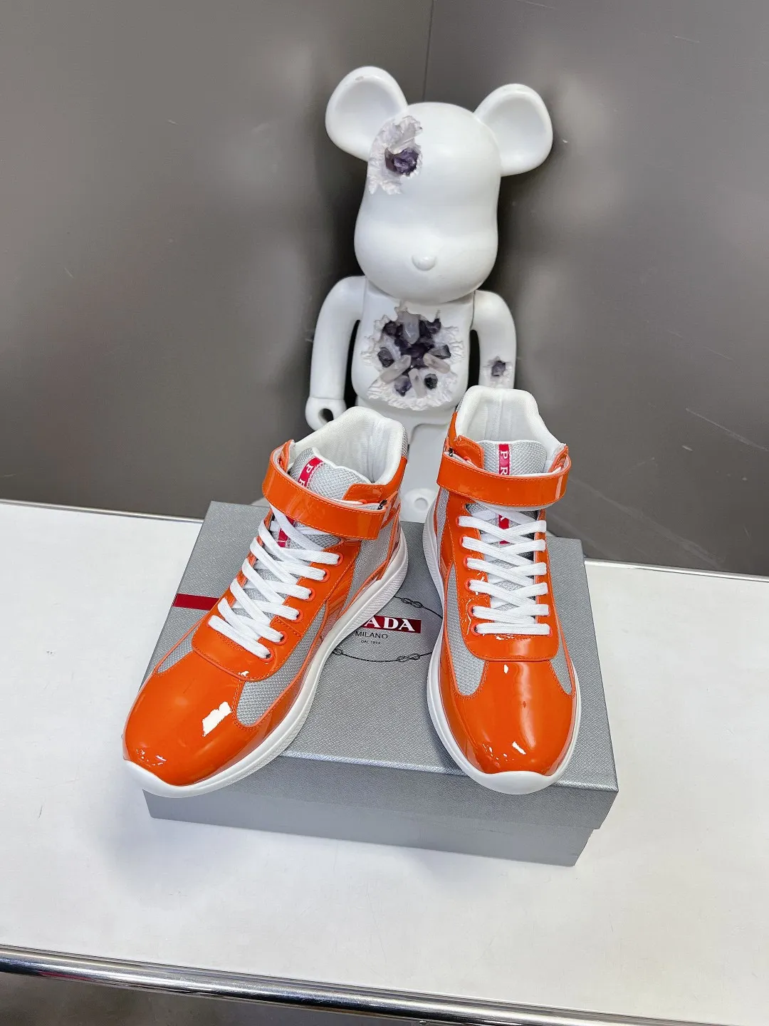 💰¥360 普拉达PRADA顶级版高帮情侣运动鞋 ,鞋面进口飞织面料拼接漆皮,羊皮内里+牛皮踮脚,耐磨防滑轻便大底, 男女同款:码数:35-45码(46 47🉑️定做)