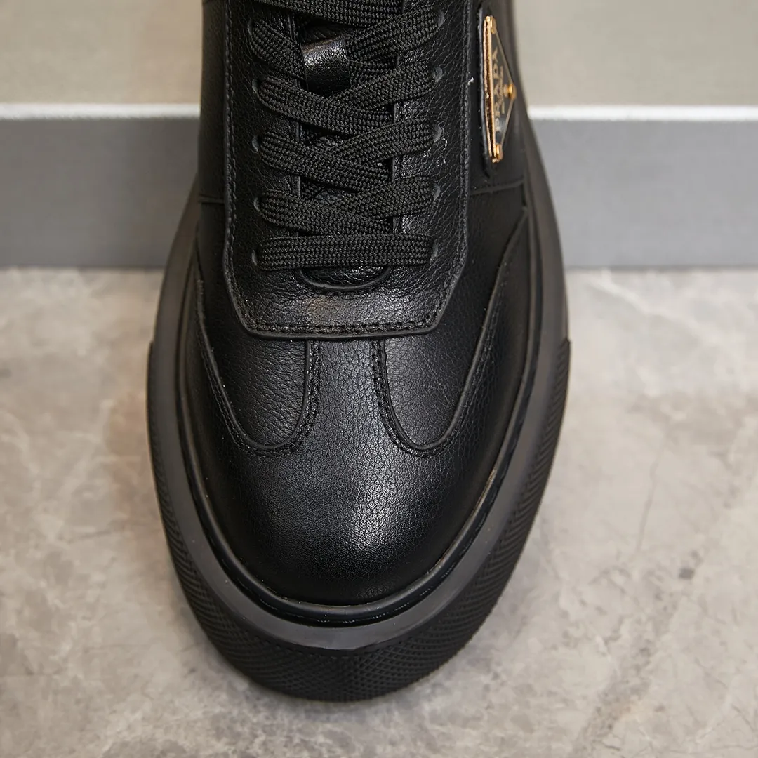 p320 普拉达 / Prada Macro Re-Nylon 系列低帮运动鞋 39-44（38.45订做） 普拉达三角标松糕运动鞋 男士 这款高帮运动鞋融Prada标志性的亮面皮革和Re-Nylon再生尼龙面料于一身，配有轻质鞋底，饰以橡胶三角形徽标，别具设计格调。 Re-Nylon再生尼龙面料通过提纯海洋塑料、渔网和纺织纤维回收物制成，为品牌的创新型面料。