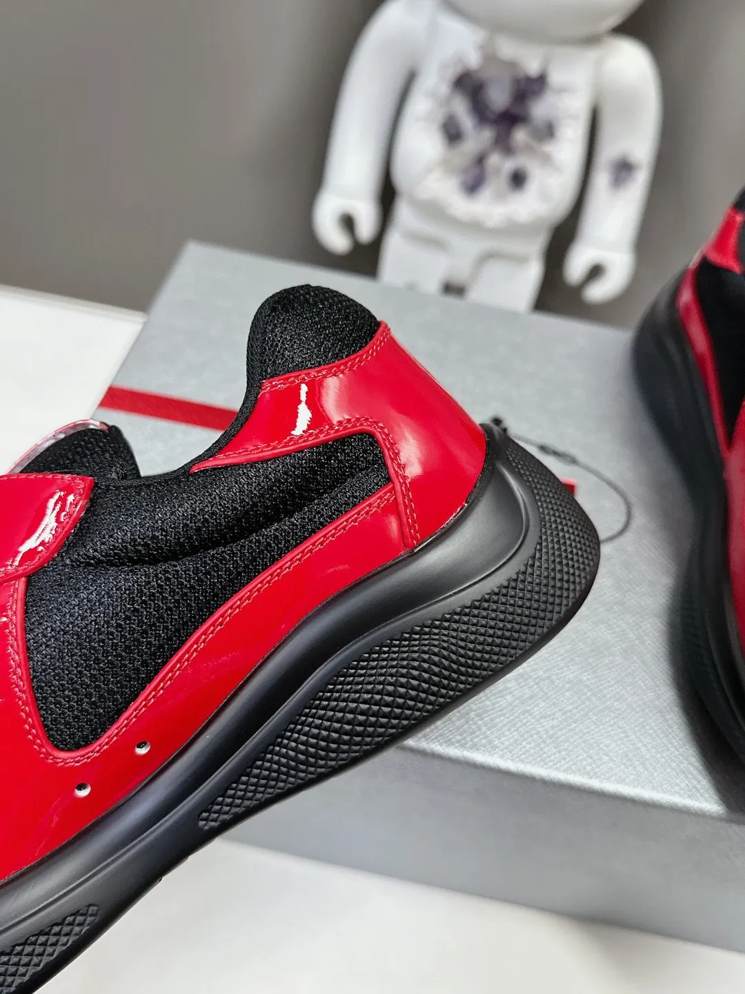 💰&yen;320 普拉达PRADA运动鞋👟 织物皮革双重材质延承标志性原版设计，以柔软耐用的皮革搭配创新型透气Bike织物材质，灵感源自帆船运动设计。码数:35-45（46 47 48可定做）