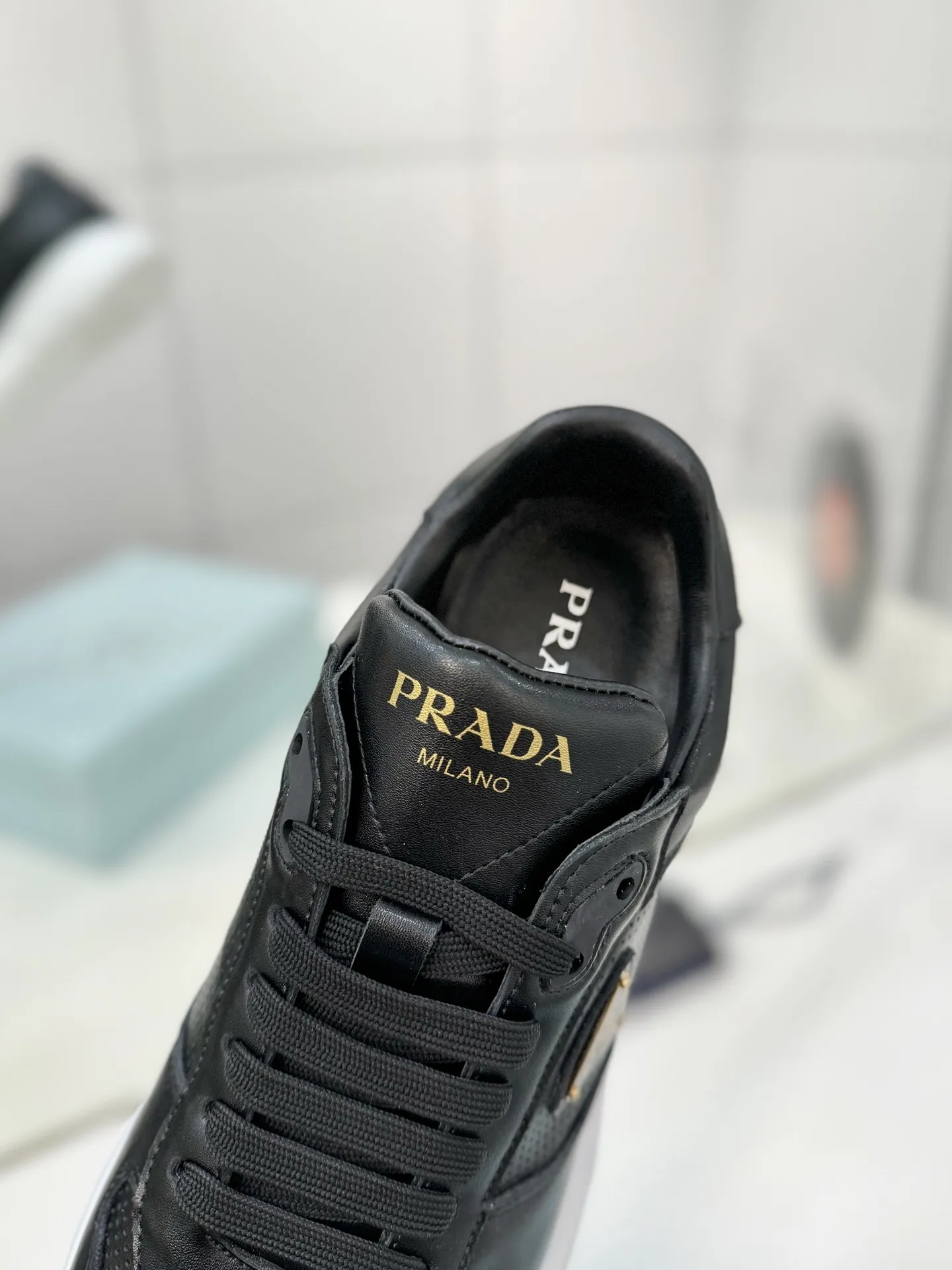 工厂价💰280男➕10🔥《冲孔面》运动鞋融优雅的创意设计以及Prada系列典型的材质于一身。 ⚡️鞋身采用海洋塑料回收物所制的创新性Re-Nylon再生尼龙和亮面牛皮革打造。蕴含新颖运动格调的三角形徽标点缀侧面,彰显品牌特色。胎面花纹厚底赋予廓形混搭魅力。原版1比1开发, ✅鞋面:牛皮冲孔面 ✅内里:原版水染牛皮+牛皮垫脚 ✅原版:TPU+发泡组合底 ✅码数:35-46(45.46订制)