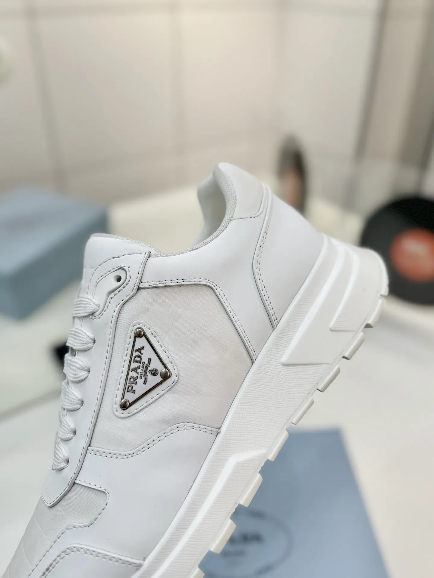 工厂价💰310男➕10🔥《普拉达prada》运动鞋融优雅的创意设计以及Prada系列典型的材质于一身。 ⚡️鞋身采用海洋塑料回收物所制的创新性Re-Nylon再生尼龙和亮面牛皮革打造。蕴含新颖运动格调的三角形徽标点缀侧面,彰显品牌特色。胎面花纹厚底赋予廓形混搭魅力。原版1比1开发, ✅鞋面:采用进口小牛皮拼接透气网面, 鞋舌Prada Milano丝网印刷徽标 ✅外侧饰经典金属三角珐琅徽标 ✅内里:网布,垫脚牛皮, ✅大底:采用防滑运动专属带logo橡胶大底 ✅码数:35-46(订制45.46)