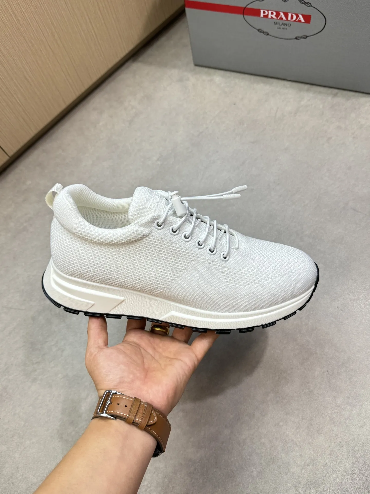 【PRADA】普拉达 P300💰 -高端品质 原单🔍🔍🔍休闲运动鞋 -鞋面：🔝品牌图腾针织(飞织)布匹、鞋舌注塑品牌logo -内里：水染牛皮 -大底：超轻TPU发泡&middot;橡胶；双色成型大底 -超高品控&middot;做工精细：凸显(高端&middot;贵气&middot;档次) -Size ：38-44（45，可订做)&middot;PR0135