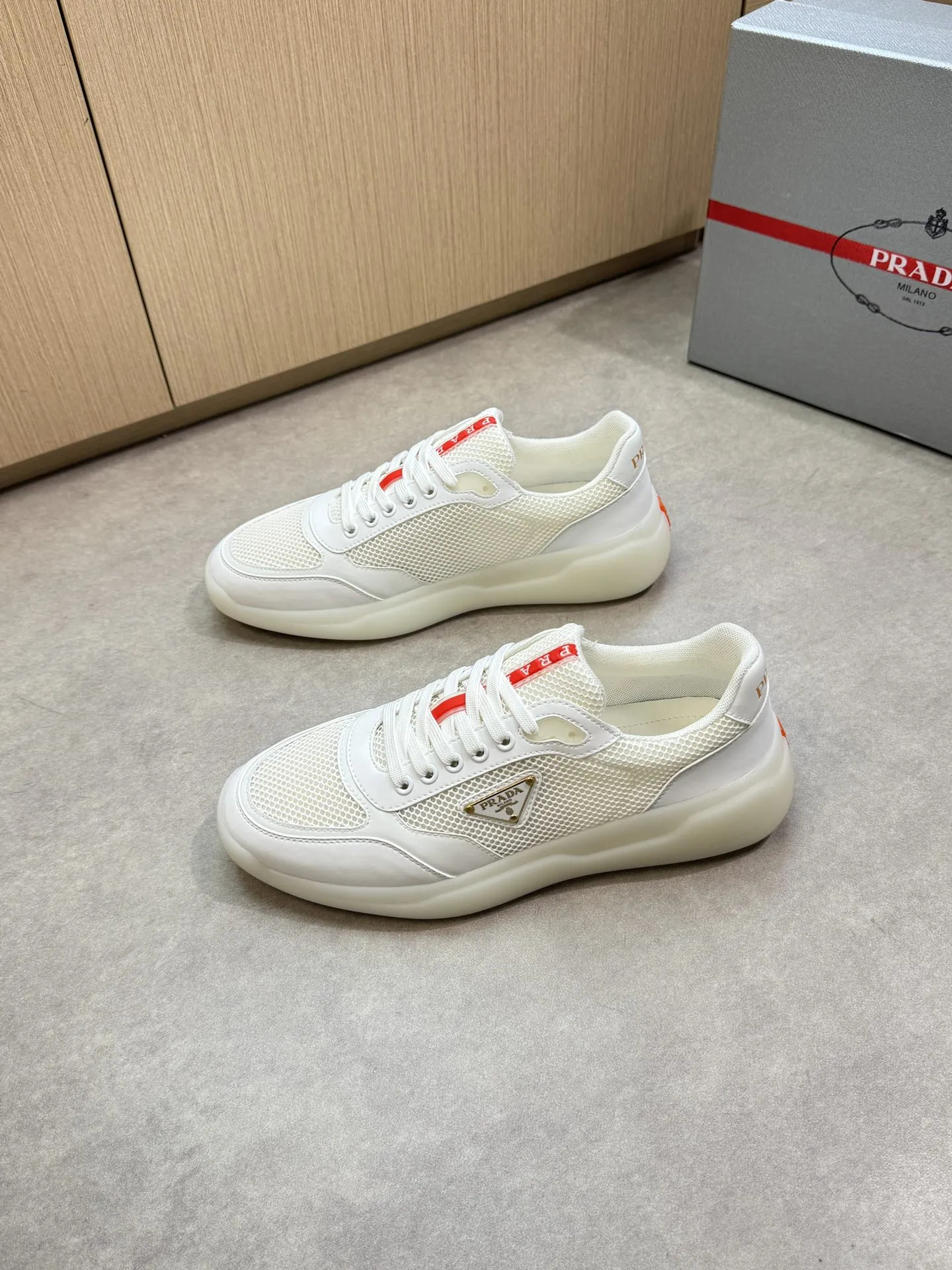 【 PRADA】普拉达 P320💰 -高端品质 原单🔍🔍🔍休闲运动鞋 -鞋面：🔝丝绸小牛皮、品牌高丝光镂空网帆布、鞋舌车缝品牌塑胶logo、鞋身品牌金属扣件 -内里：水染牛皮 -大底：超轻高透TPR&middot;橡胶; 成型大底 -超高品控&middot;做工精细：凸显(高端&middot;贵气&middot;档次) -Size ：38-45（46，可订做)&middot;