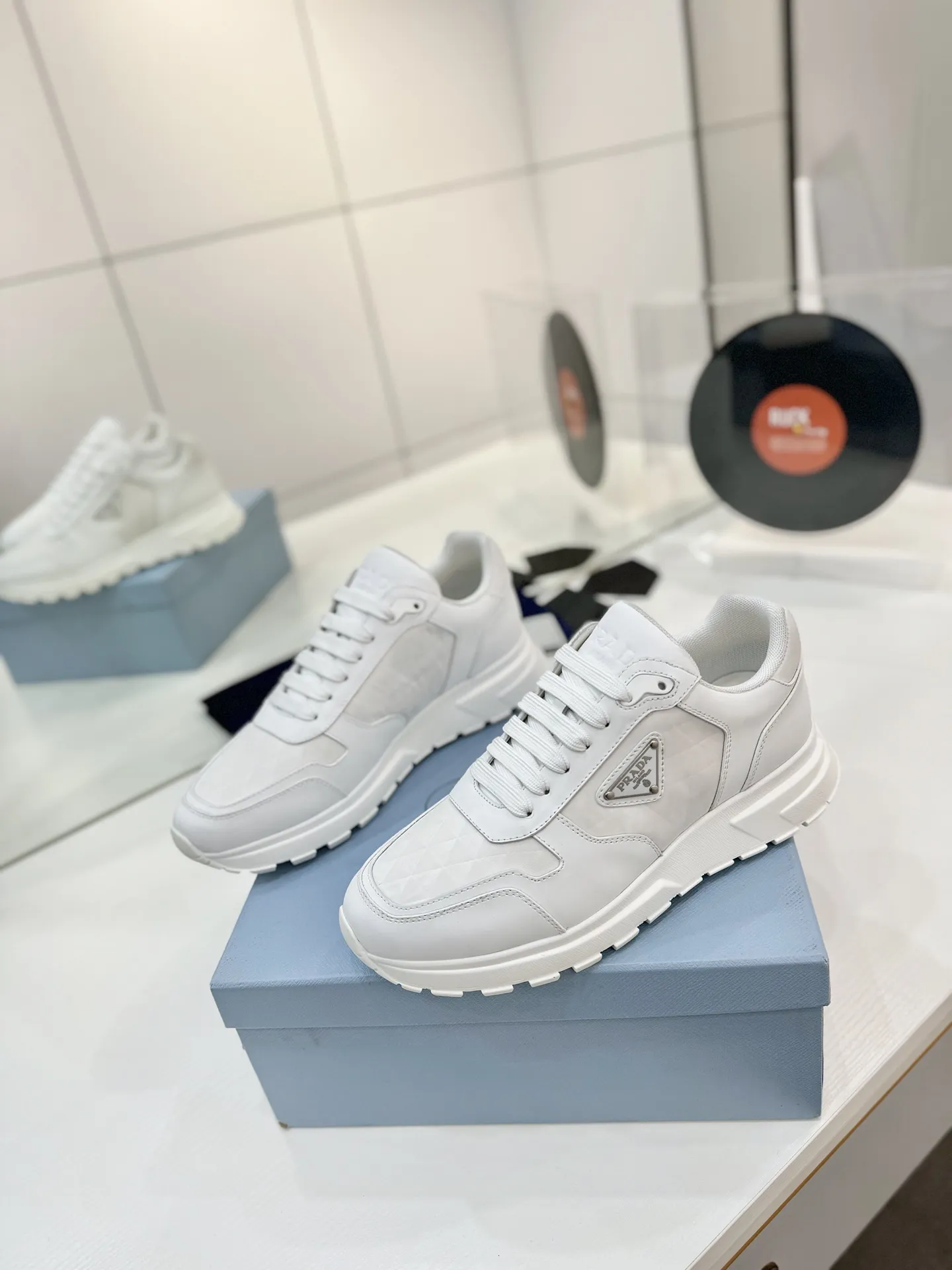工厂价💰310男➕10🔥《普拉达prada》运动鞋融优雅的创意设计以及Prada系列典型的材质于一身。 ⚡️鞋身采用海洋塑料回收物所制的创新性Re-Nylon再生尼龙和亮面牛皮革打造。蕴含新颖运动格调的三角形徽标点缀侧面,彰显品牌特色。胎面花纹厚底赋予廓形混搭魅力。原版1比1开发, ✅鞋面:采用进口小牛皮拼接透气网面, 鞋舌Prada Milano丝网印刷徽标 ✅外侧饰经典金属三角珐琅徽标 ✅内里:网布,垫脚牛皮, ✅大底:采用防滑运动专属带logo橡胶大底 ✅码数:35-46(订制45.46)