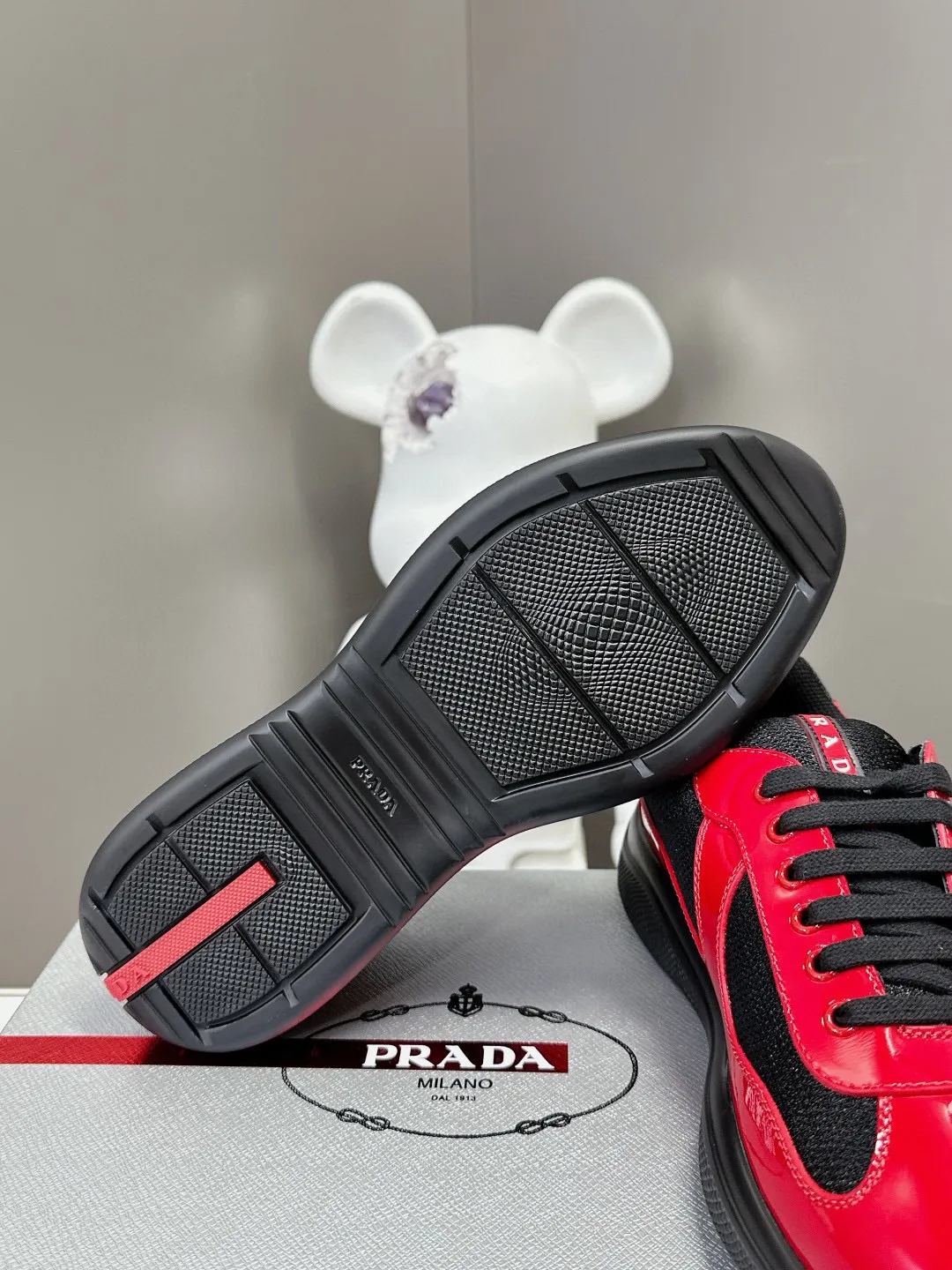 💰&yen;320 普拉达PRADA运动鞋👟 织物皮革双重材质延承标志性原版设计，以柔软耐用的皮革搭配创新型透气Bike织物材质，灵感源自帆船运动设计。码数:35-45（46 47 48可定做）