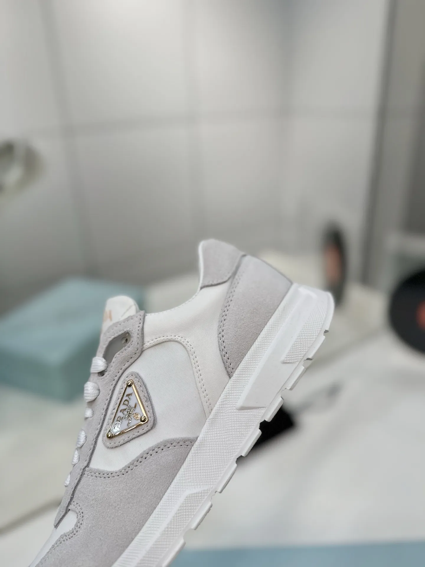 工厂价💰290🔥Prada普拉达春夏新款三角标运动鞋 💫高丝光和进口透气布拼接撞色，细节感跟好 三角标点缀，简单高级！关键上脚超显腿长，轻松拉长腿部显腿！妥妥的增高神器 ✅鞋面：原版牛皮 ✅内里：原版水染牛皮+牛皮垫脚 ✅原版：TPU+发泡组合底 ✅码数：35-41 (40 41定做不退换)