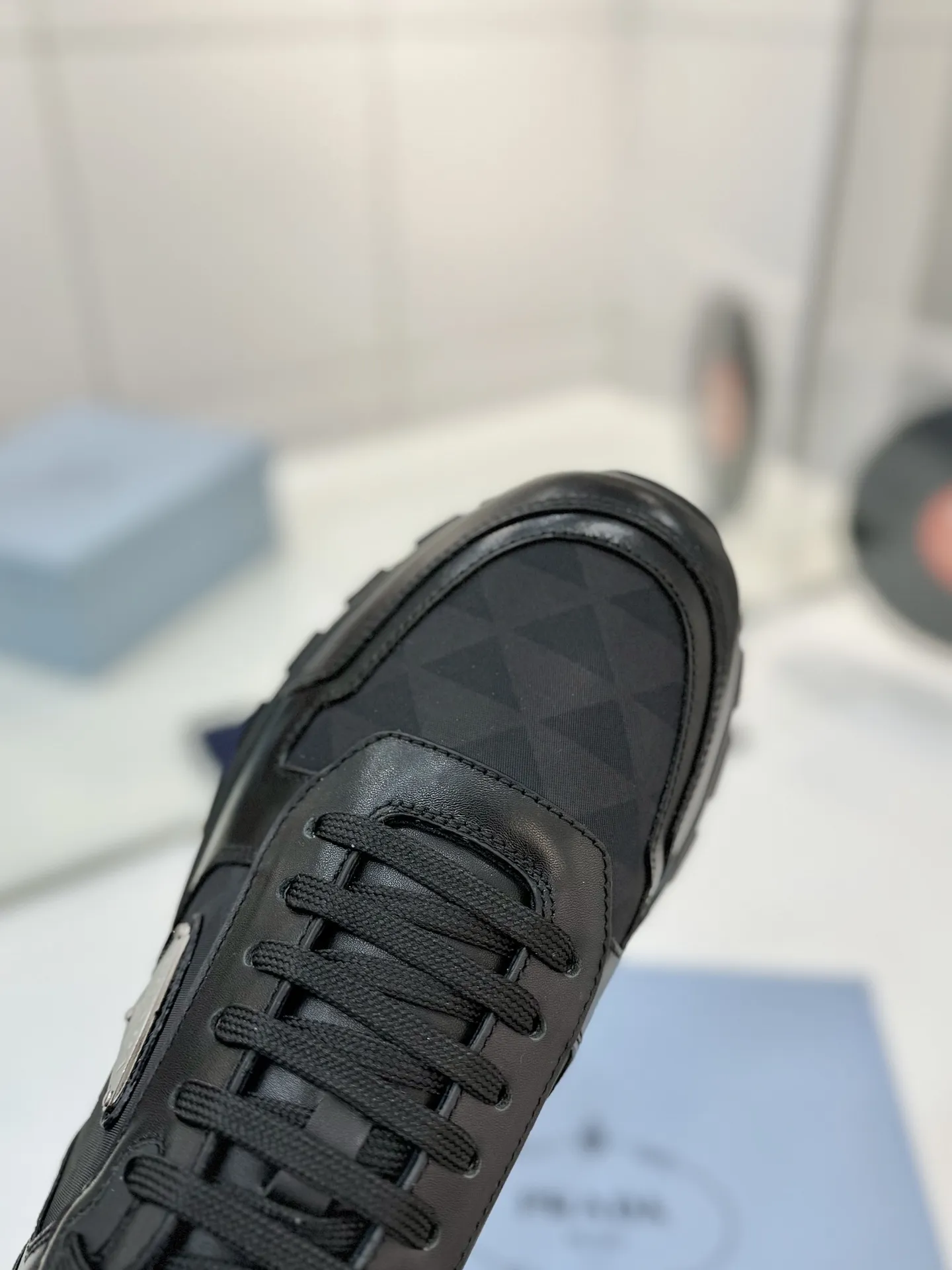 工厂价💰310男➕10🔥《普拉达prada》运动鞋融优雅的创意设计以及Prada系列典型的材质于一身。 ⚡️鞋身采用海洋塑料回收物所制的创新性Re-Nylon再生尼龙和亮面牛皮革打造。蕴含新颖运动格调的三角形徽标点缀侧面,彰显品牌特色。胎面花纹厚底赋予廓形混搭魅力。原版1比1开发, ✅鞋面:采用进口小牛皮拼接透气网面, 鞋舌Prada Milano丝网印刷徽标 ✅外侧饰经典金属三角珐琅徽标 ✅内里:网布,垫脚牛皮, ✅大底:采用防滑运动专属带logo橡胶大底 ✅码数:35-46(订制45.46)