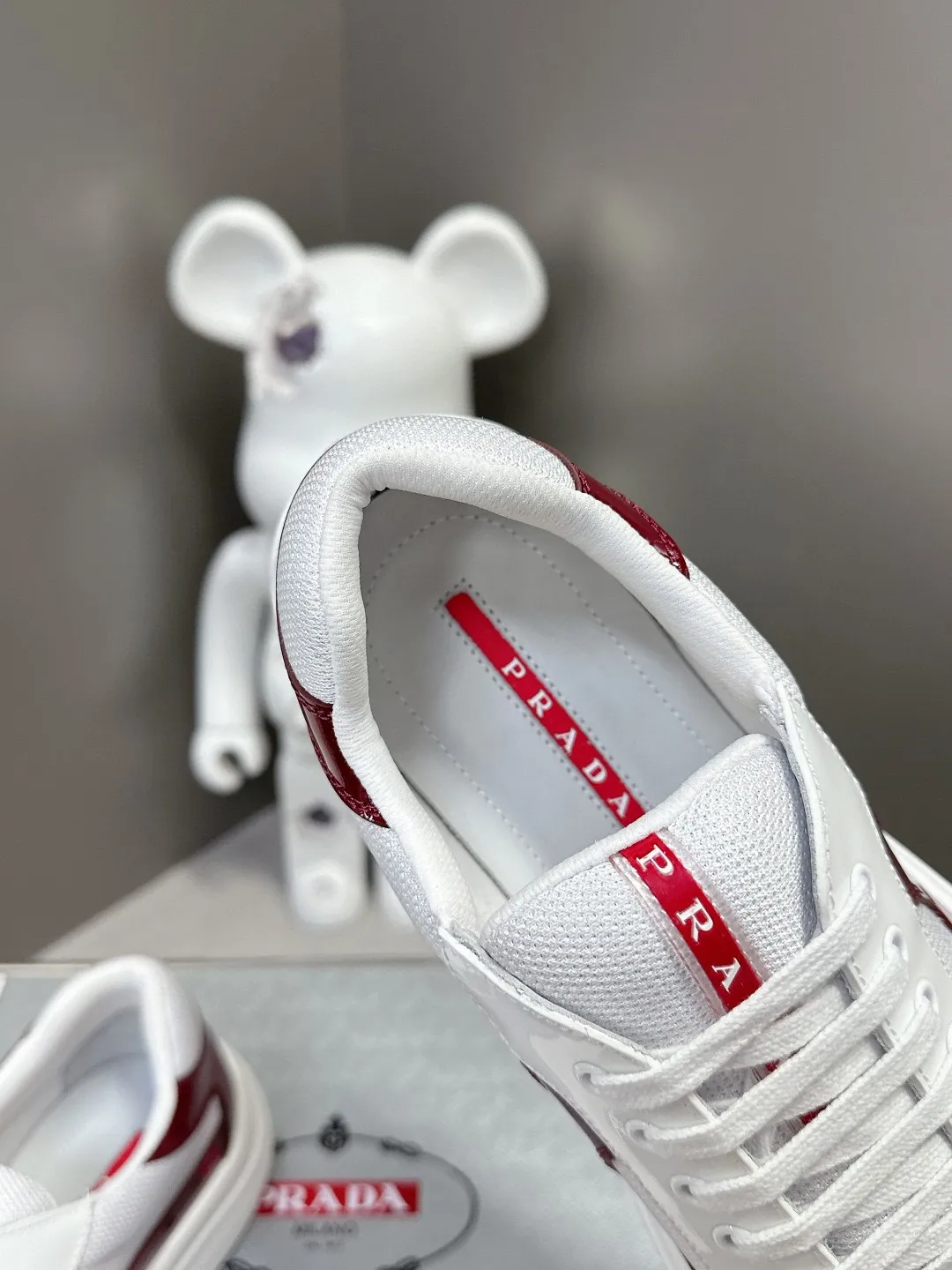 💰&yen;320 普拉达PRADA运动鞋👟 织物皮革双重材质延承标志性原版设计，以柔软耐用的皮革搭配创新型透气Bike织物材质，灵感源自帆船运动设计。码数:35-45（46 47 48可定做）