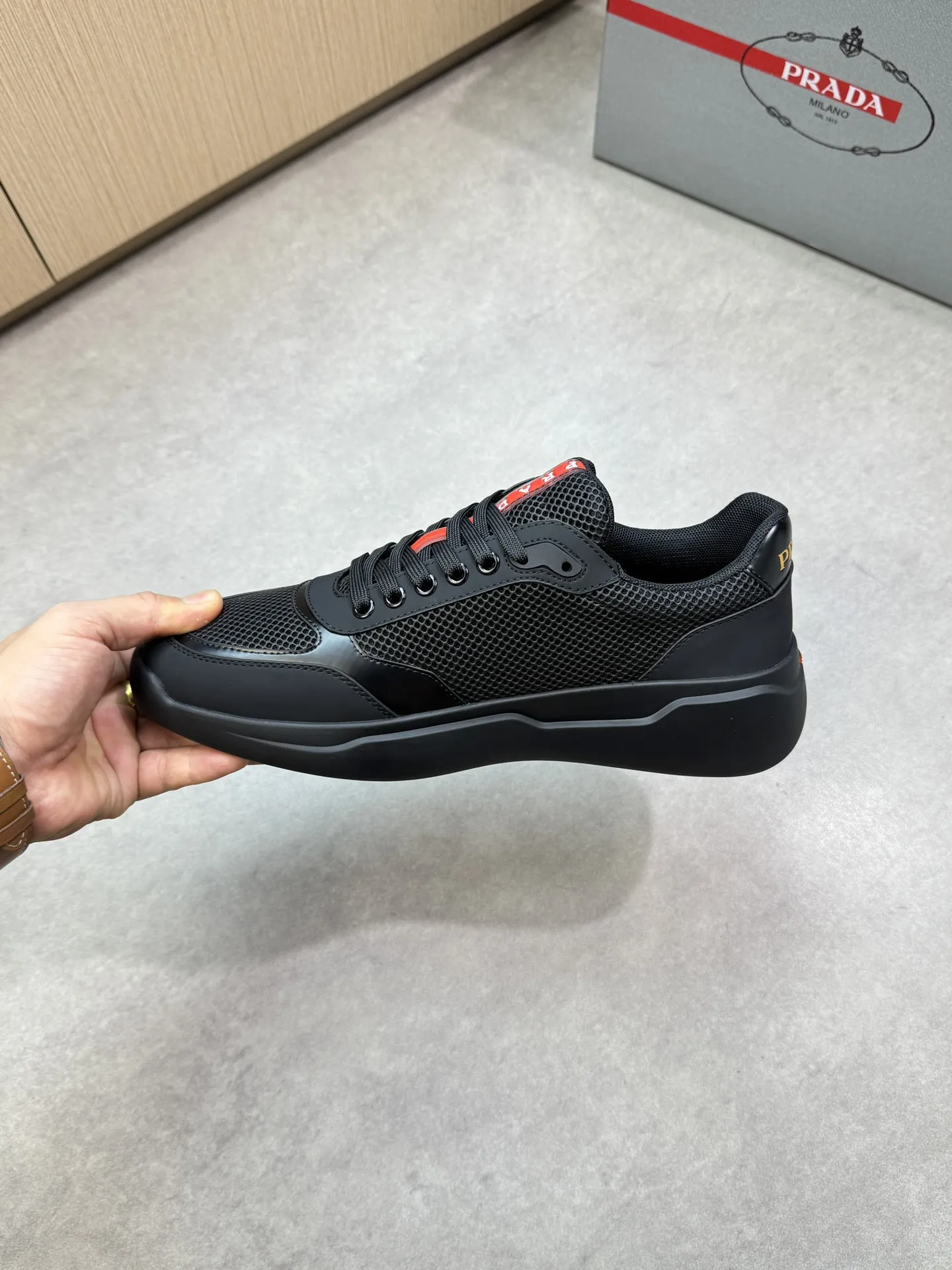 【 PRADA】普拉达 P320💰 -高端品质 原单🔍🔍🔍休闲运动鞋 -鞋面：🔝丝绸小牛皮、品牌高丝光镂空网帆布、鞋舌车缝品牌塑胶logo、鞋身品牌金属扣件 -内里：水染牛皮 -大底：超轻高透TPR&middot;橡胶; 成型大底 -超高品控&middot;做工精细：凸显(高端&middot;贵气&middot;档次) -Size ：38-45（46，可订做)&middot;