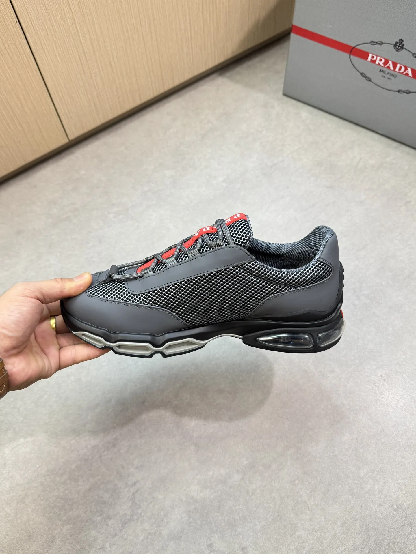 【 PRADA】普拉达 P340💰 -高端品质 原单🔍🔍🔍休闲运动鞋 -鞋面：🔝丝绸小牛皮、品牌高丝光镂空网帆布、鞋舌车缝品牌塑胶logo、鞋身品牌金属扣件 -内里：水染牛皮 -大底：超轻高透TPR气囊&middot;橡胶; 抽真空组合成型大底 -超高品控&middot;做工精细：凸显(高端&middot;贵气&middot;档次) -Size ：38-45（46，可订做)&middot;