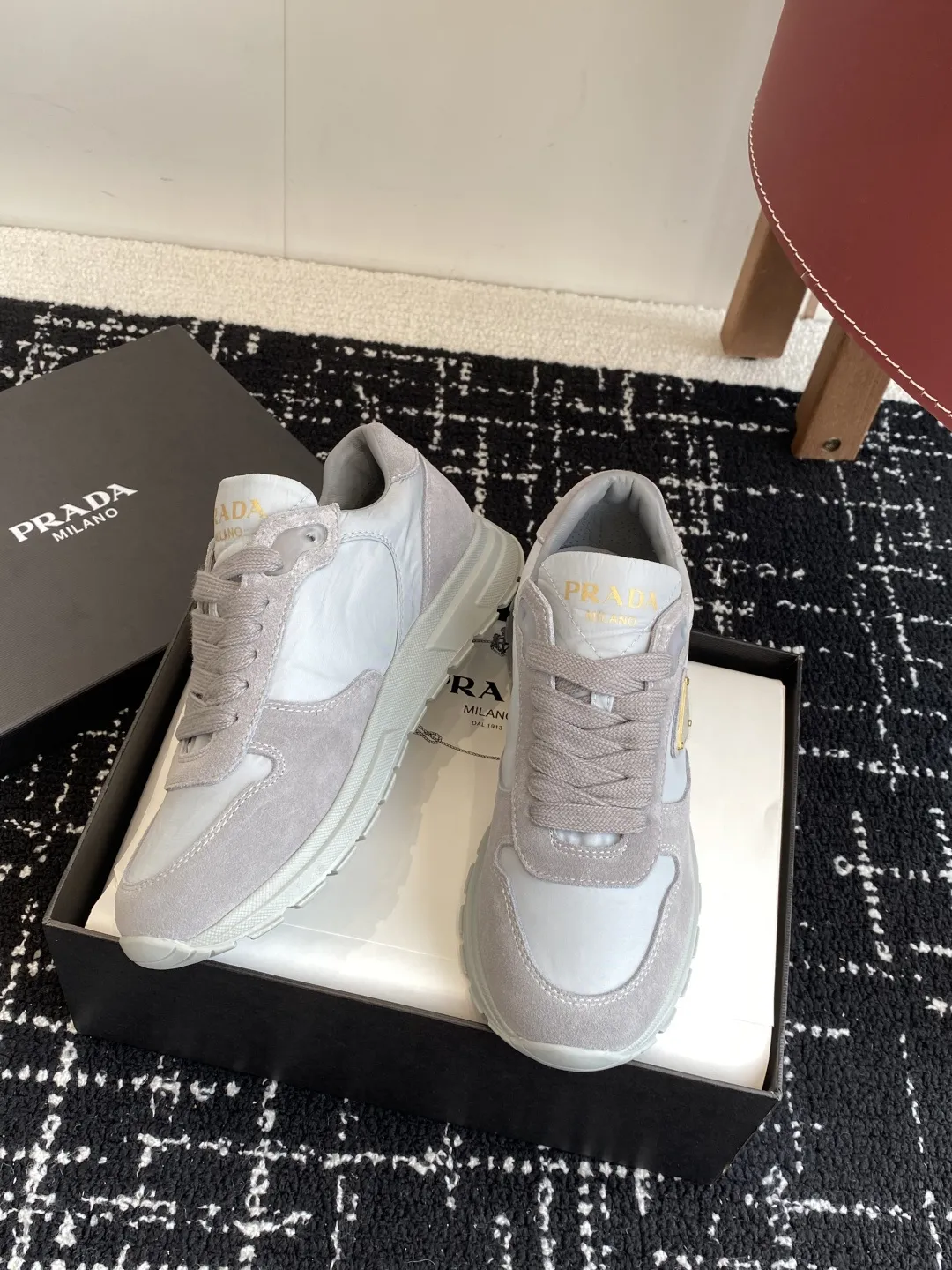 代购级💰290 Prada普拉达 25ss 春夏新款三角标运动鞋 高丝光和进口透气布拼接撞色,细节感跟好 三角标点缀,简单高级! 关键上脚超显腿长,轻松拉长腿部显腿!妥妥的增高神器 全套包装 原版开模大底 Size:#35-40(40订做不退换)