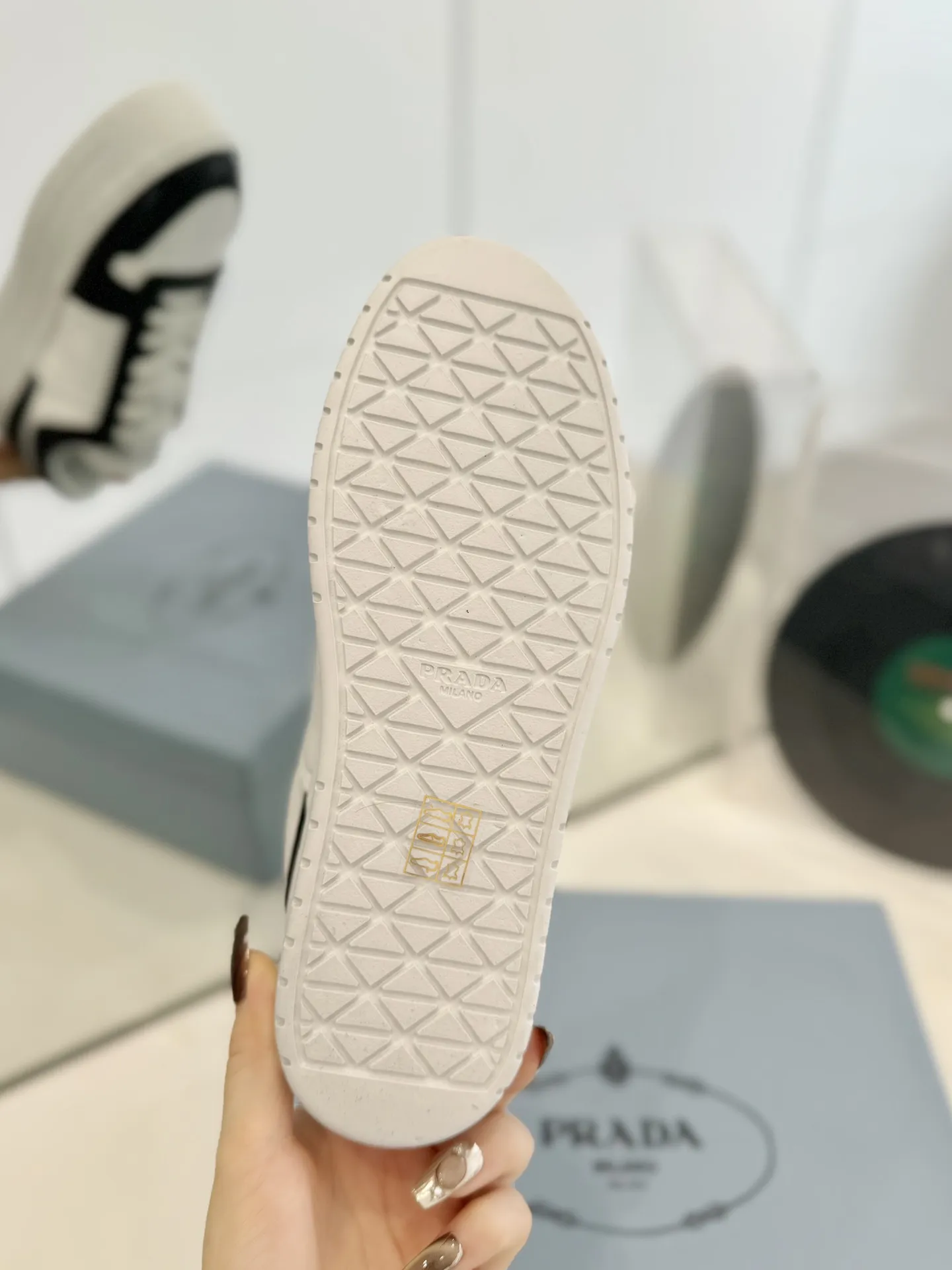 工厂价💰290🔥《PRADA普拉达 》 💫最新休闲风格系列 厚底 松糕鞋 三角标 休闲运动鞋 小白鞋 原版购入开发 1：1运动风设计搭配精致细节。采用穿孔皮革打造，个性的厚底呈现别具一格的现代风格。通过不同角度演绎Prada徽标，饰有标志性的涂珐琅三角形金属徽标，彰显别具一格的经典格调 配送专柜精美包装 ✅面料: 原版定制进口头层牛皮 ✅内里: 原版进口柔软羊皮里 ✅大底: 原版开模超轻发泡材质 ✅底厚: 5CM ✅Size: 女款35-42（41.42订制）