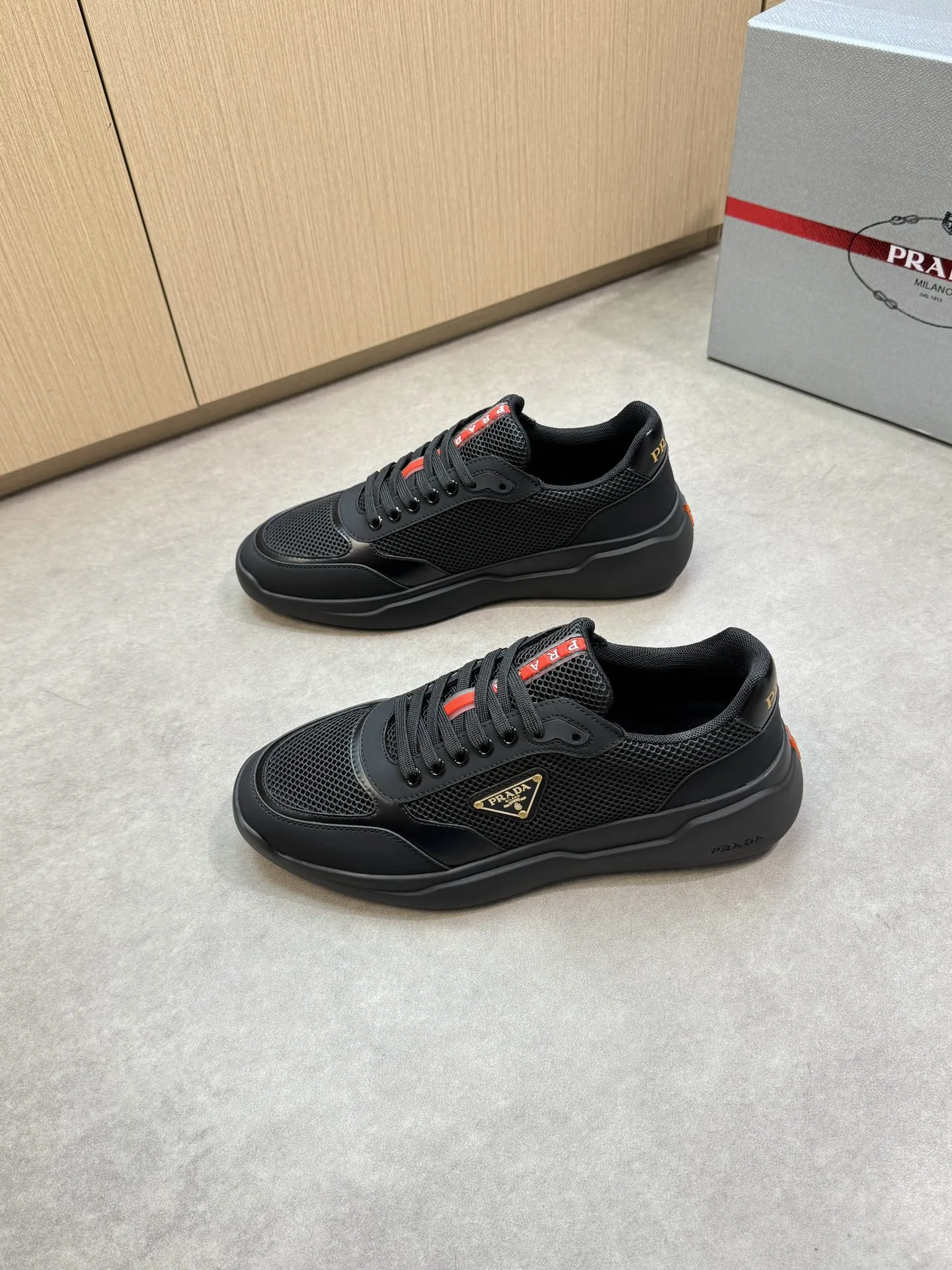 【 PRADA】普拉达 P320💰 -高端品质 原单🔍🔍🔍休闲运动鞋 -鞋面：🔝丝绸小牛皮、品牌高丝光镂空网帆布、鞋舌车缝品牌塑胶logo、鞋身品牌金属扣件 -内里：水染牛皮 -大底：超轻高透TPR&middot;橡胶; 成型大底 -超高品控&middot;做工精细：凸显(高端&middot;贵气&middot;档次) -Size ：38-45（46，可订做)&middot;