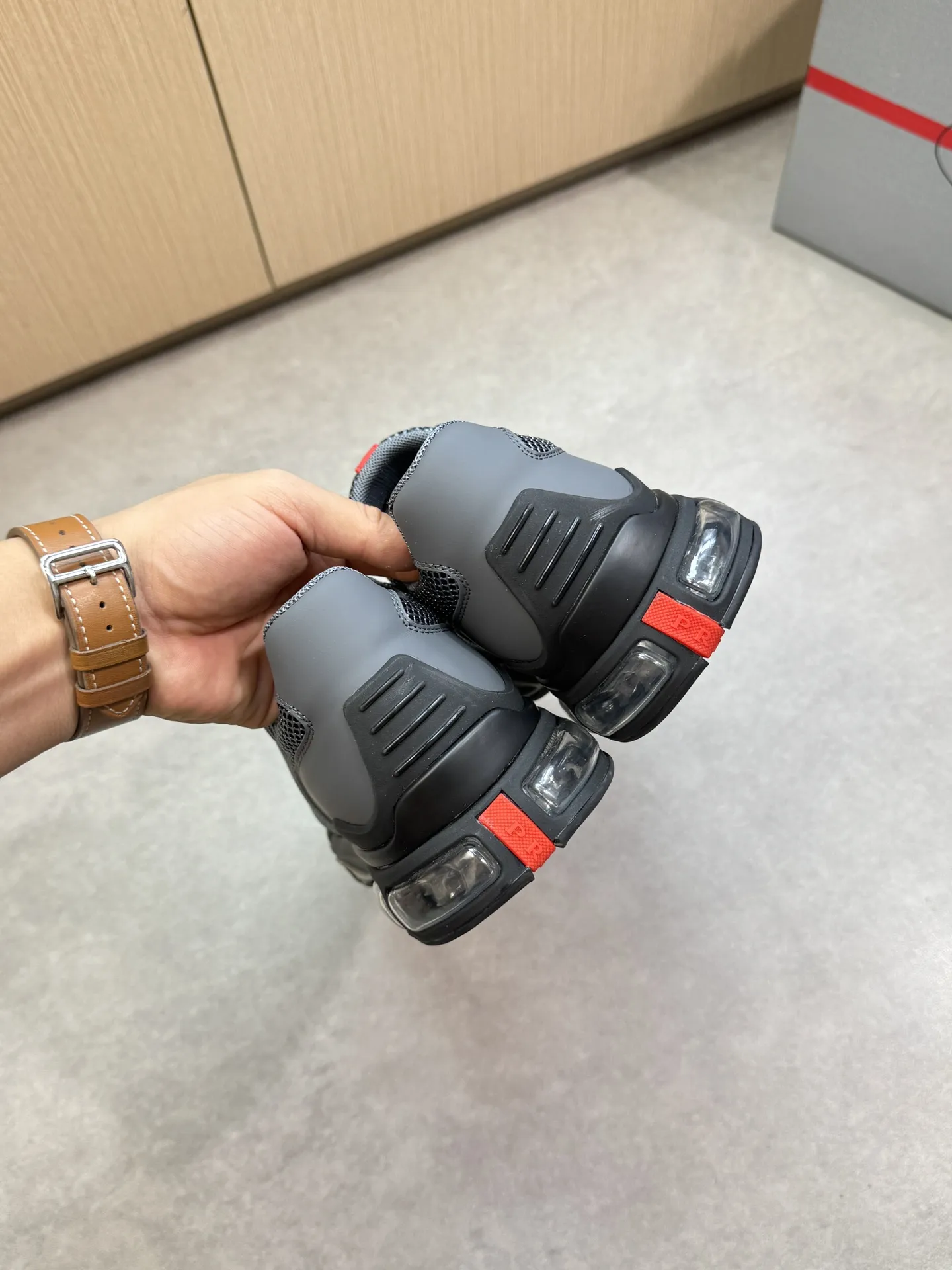 【 PRADA】普拉达 P340💰 -高端品质 原单🔍🔍🔍休闲运动鞋 -鞋面：🔝丝绸小牛皮、品牌高丝光镂空网帆布、鞋舌车缝品牌塑胶logo、鞋身品牌金属扣件 -内里：水染牛皮 -大底：超轻高透TPR气囊&middot;橡胶; 抽真空组合成型大底 -超高品控&middot;做工精细：凸显(高端&middot;贵气&middot;档次) -Size ：38-45（46，可订做)&middot;