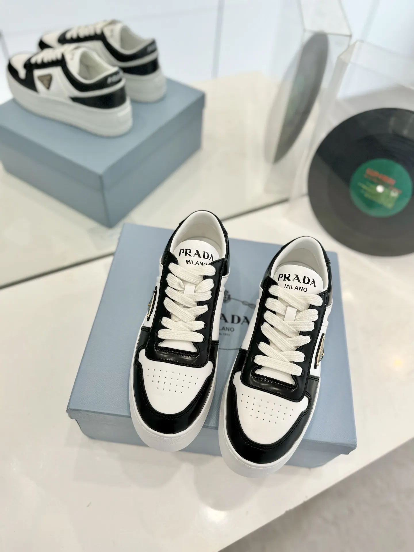 工厂价💰290🔥《PRADA普拉达 》 💫最新休闲风格系列 厚底 松糕鞋 三角标 休闲运动鞋 小白鞋 原版购入开发 1:1运动风设计搭配精致细节。采用穿孔皮革打造,个性的厚底呈现别具一格的现代风格。通过不同角度演绎Prada徽标,饰有标志性的涂珐琅三角形金属徽标,彰显别具一格的经典格调 配送专柜精美包装 ✅面料: 原版定制进口头层牛皮 ✅内里: 原版进口柔软羊皮里 ✅大底: 原版开模超轻发泡材质 ✅底厚: 5CM ✅Size: 女款35-42(41.42订制)