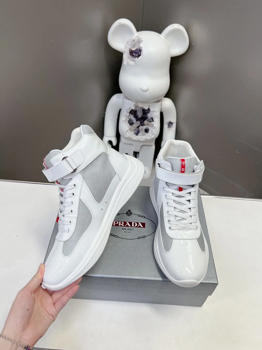 💰&yen;360 普拉达PRADA顶级版高帮情侣运动鞋 ，鞋面进口飞织面料拼接漆皮，羊皮内里+牛皮踮脚，耐磨防滑轻便大底， 男女同款：码数：35-45码（46 47🉑️定做）