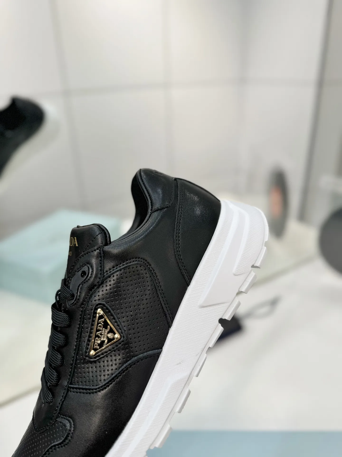 工厂价💰280男➕10🔥《冲孔面》运动鞋融优雅的创意设计以及Prada系列典型的材质于一身。 ⚡️鞋身采用海洋塑料回收物所制的创新性Re-Nylon再生尼龙和亮面牛皮革打造。蕴含新颖运动格调的三角形徽标点缀侧面，彰显品牌特色。胎面花纹厚底赋予廓形混搭魅力。原版1比1开发， ✅鞋面：牛皮冲孔面 ✅内里：原版水染牛皮+牛皮垫脚 ✅原版：TPU+发泡组合底 ✅码数：35-46（45.46订制）