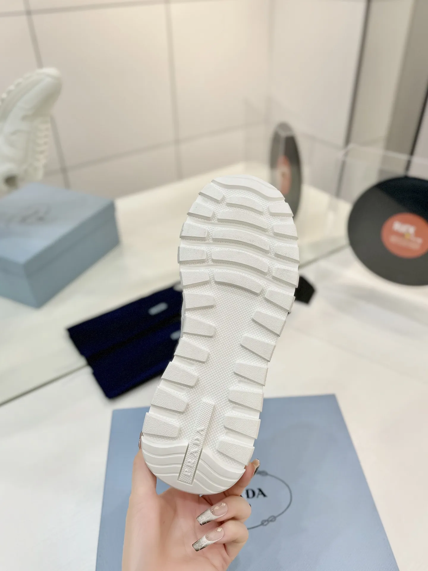 工厂价💰310男➕10🔥《普拉达prada》运动鞋融优雅的创意设计以及Prada系列典型的材质于一身。 ⚡️鞋身采用海洋塑料回收物所制的创新性Re-Nylon再生尼龙和亮面牛皮革打造。蕴含新颖运动格调的三角形徽标点缀侧面,彰显品牌特色。胎面花纹厚底赋予廓形混搭魅力。原版1比1开发, ✅鞋面:采用进口小牛皮拼接透气网面, 鞋舌Prada Milano丝网印刷徽标 ✅外侧饰经典金属三角珐琅徽标 ✅内里:网布,垫脚牛皮, ✅大底:采用防滑运动专属带logo橡胶大底 ✅码数:35-46(订制45.46)