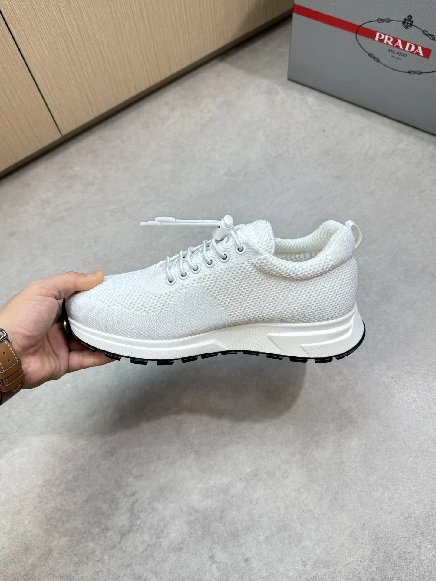 【PRADA】普拉达 P300💰 -高端品质 原单🔍🔍🔍休闲运动鞋 -鞋面：🔝品牌图腾针织(飞织)布匹、鞋舌注塑品牌logo -内里：水染牛皮 -大底：超轻TPU发泡&middot;橡胶；双色成型大底 -超高品控&middot;做工精细：凸显(高端&middot;贵气&middot;档次) -Size ：38-44（45，可订做)&middot;PR0135