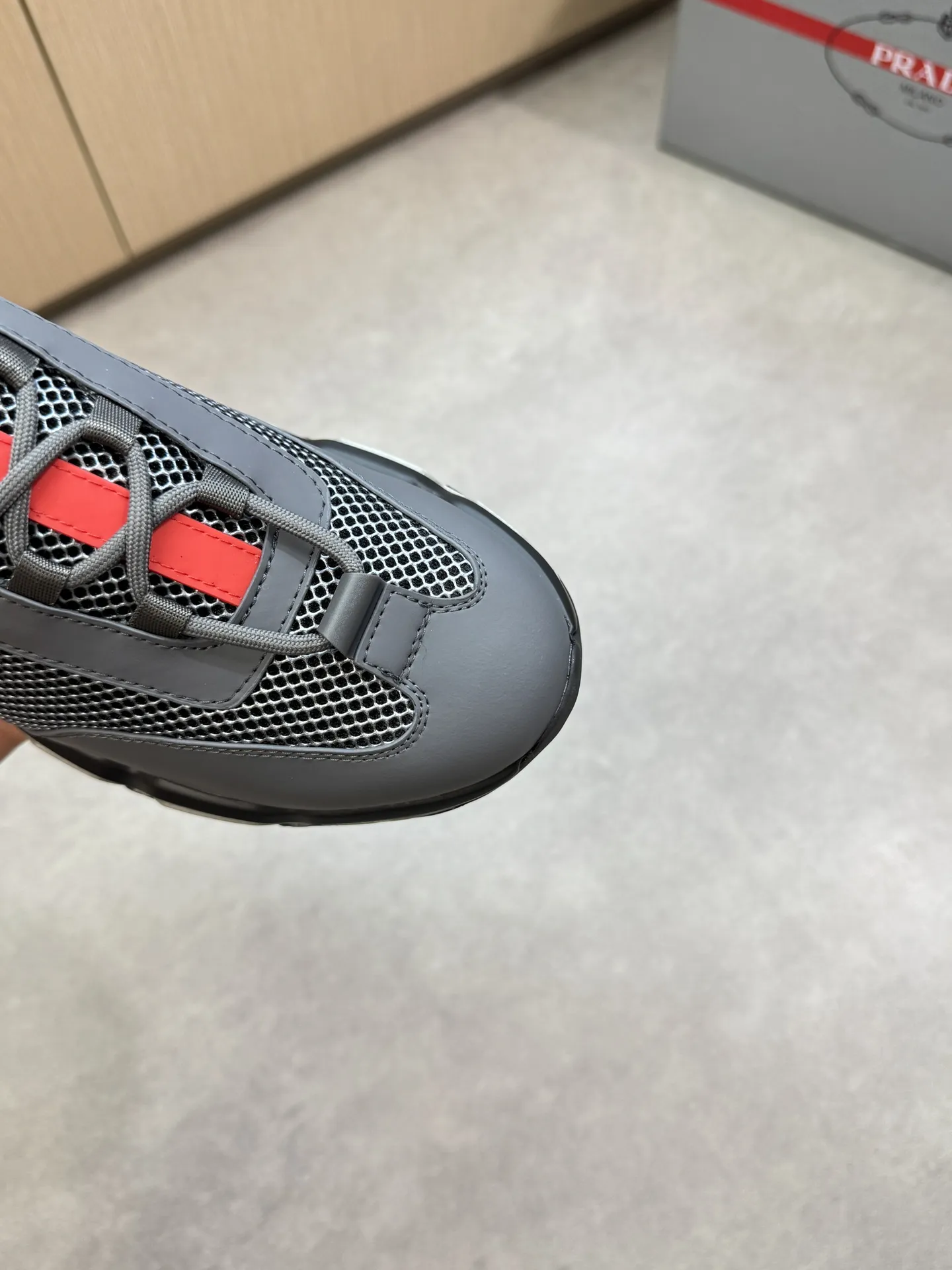 【 PRADA】普拉达 P340💰 -高端品质 原单🔍🔍🔍休闲运动鞋 -鞋面:🔝丝绸小牛皮、品牌高丝光镂空网帆布、鞋舌车缝品牌塑胶logo、鞋身品牌金属扣件 -内里:水染牛皮 -大底:超轻高透TPR气囊·橡胶; 抽真空组合成型大底 -超高品控·做工精细:凸显(高端·贵气·档次) -Size :38-45(46,可订做)·