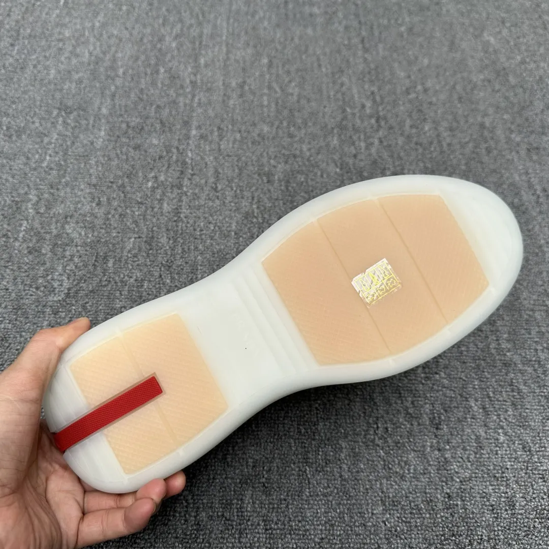 PRADA/普拉达 男士休闲运动鞋,进口网布拼接,极致柔软细腻,简约设计风格。新颖的P家徽标皆采用立体橡胶制作!原单级品质,推荐入手! 尺码:39-40-41-42-43-44(45订做) 货号:35764045