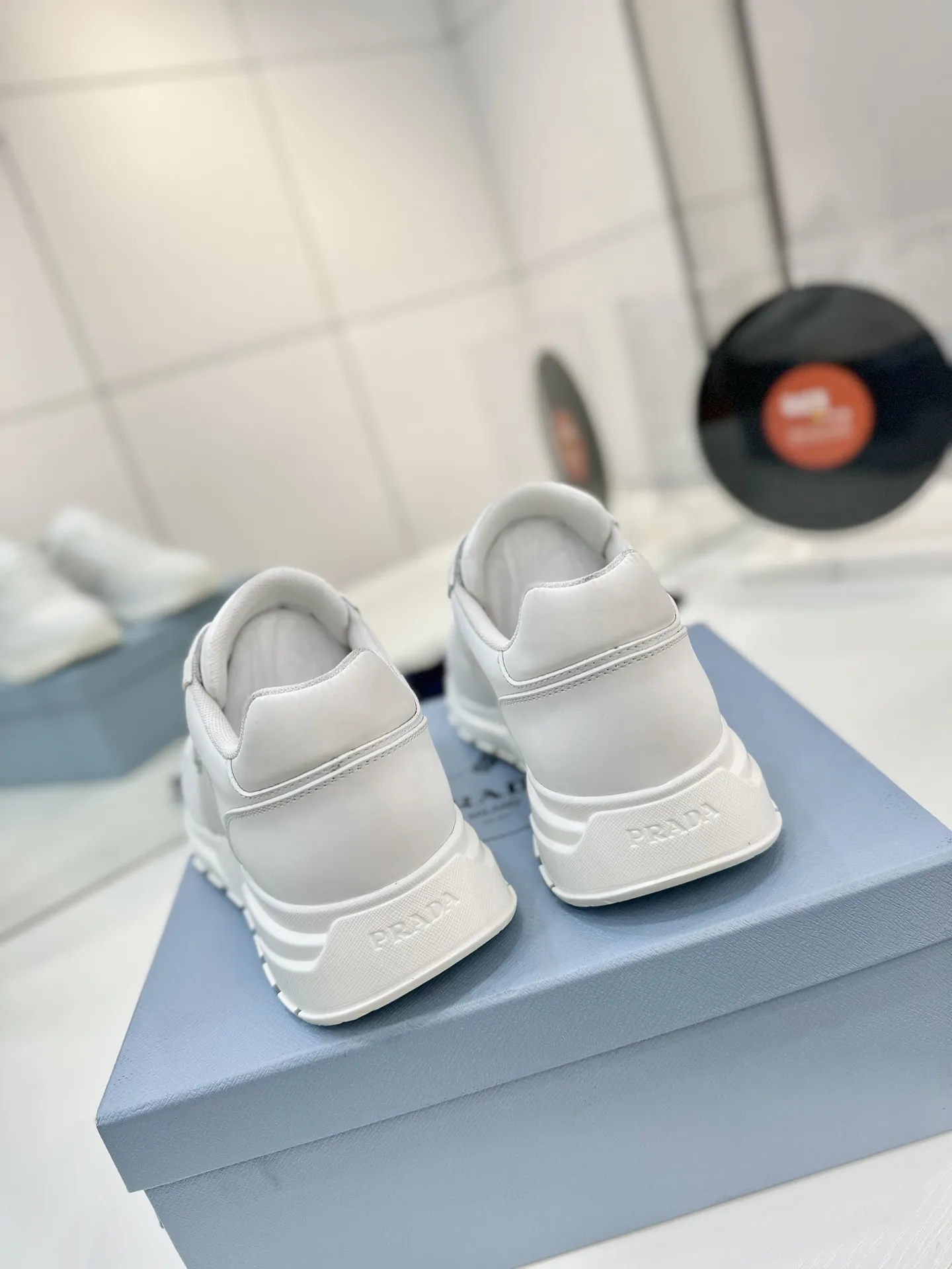 工厂价💰310男➕10🔥《普拉达prada》运动鞋融优雅的创意设计以及Prada系列典型的材质于一身。 ⚡️鞋身采用海洋塑料回收物所制的创新性Re-Nylon再生尼龙和亮面牛皮革打造。蕴含新颖运动格调的三角形徽标点缀侧面,彰显品牌特色。胎面花纹厚底赋予廓形混搭魅力。原版1比1开发, ✅鞋面:采用进口小牛皮拼接透气网面, 鞋舌Prada Milano丝网印刷徽标 ✅外侧饰经典金属三角珐琅徽标 ✅内里:网布,垫脚牛皮, ✅大底:采用防滑运动专属带logo橡胶大底 ✅码数:35-46(订制45.46)