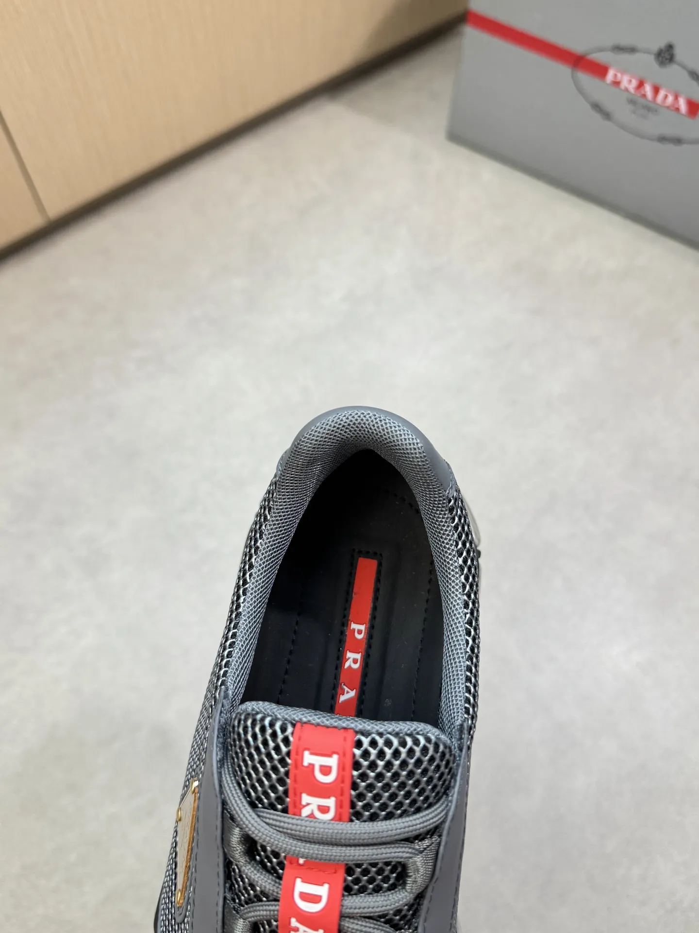 【 PRADA】普拉达 P340💰 -高端品质 原单🔍🔍🔍休闲运动鞋 -鞋面：🔝丝绸小牛皮、品牌高丝光镂空网帆布、鞋舌车缝品牌塑胶logo、鞋身品牌金属扣件 -内里：水染牛皮 -大底：超轻高透TPR气囊&middot;橡胶; 抽真空组合成型大底 -超高品控&middot;做工精细：凸显(高端&middot;贵气&middot;档次) -Size ：38-45（46，可订做)&middot;