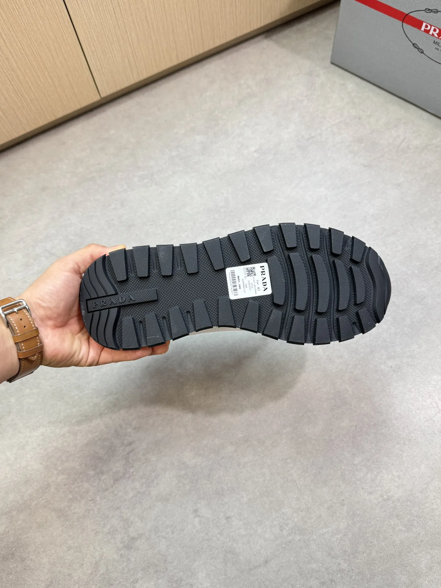 【PRADA】普拉达 P300💰 -高端品质 原单🔍🔍🔍休闲运动鞋 -鞋面:🔝品牌图腾针织(飞织)布匹、鞋舌注塑品牌logo -内里:水染牛皮 -大底:超轻TPU发泡·橡胶;双色成型大底 -超高品控·做工精细:凸显(高端·贵气·档次) -Size :38-44(45,可订做)·PR0135