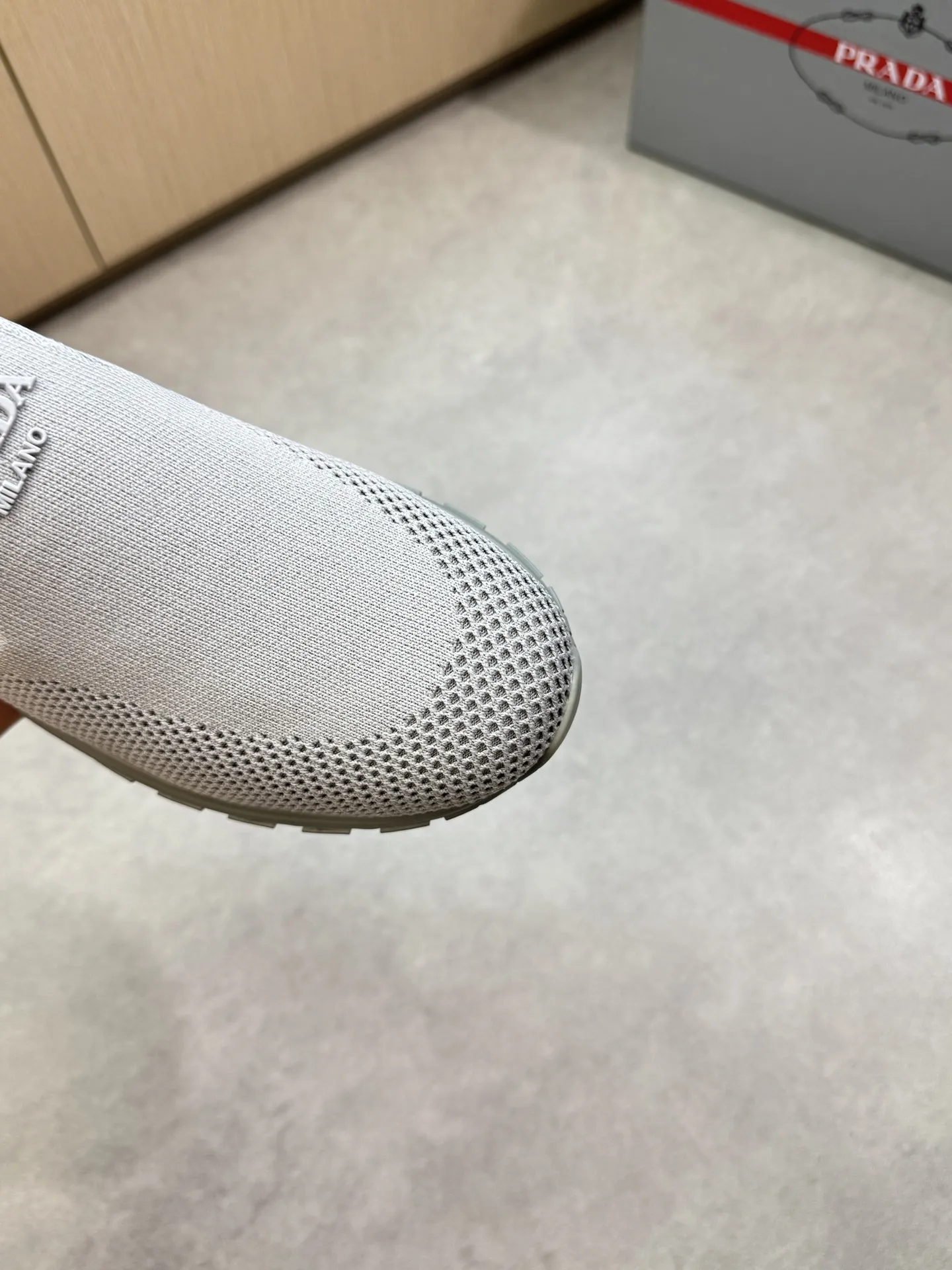 【PRADA】普拉达 P300💰 -高端品质 原单🔍🔍🔍休闲运动鞋 -鞋面:🔝品牌图腾针织(飞织)布匹、鞋舌注塑品牌logo -内里:水染牛皮 -大底:超轻TPU发泡·橡胶;双色成型大底 -超高品控·做工精细:凸显(高端·贵气·档次) -Size :38-44(45,可订做)·PR0135