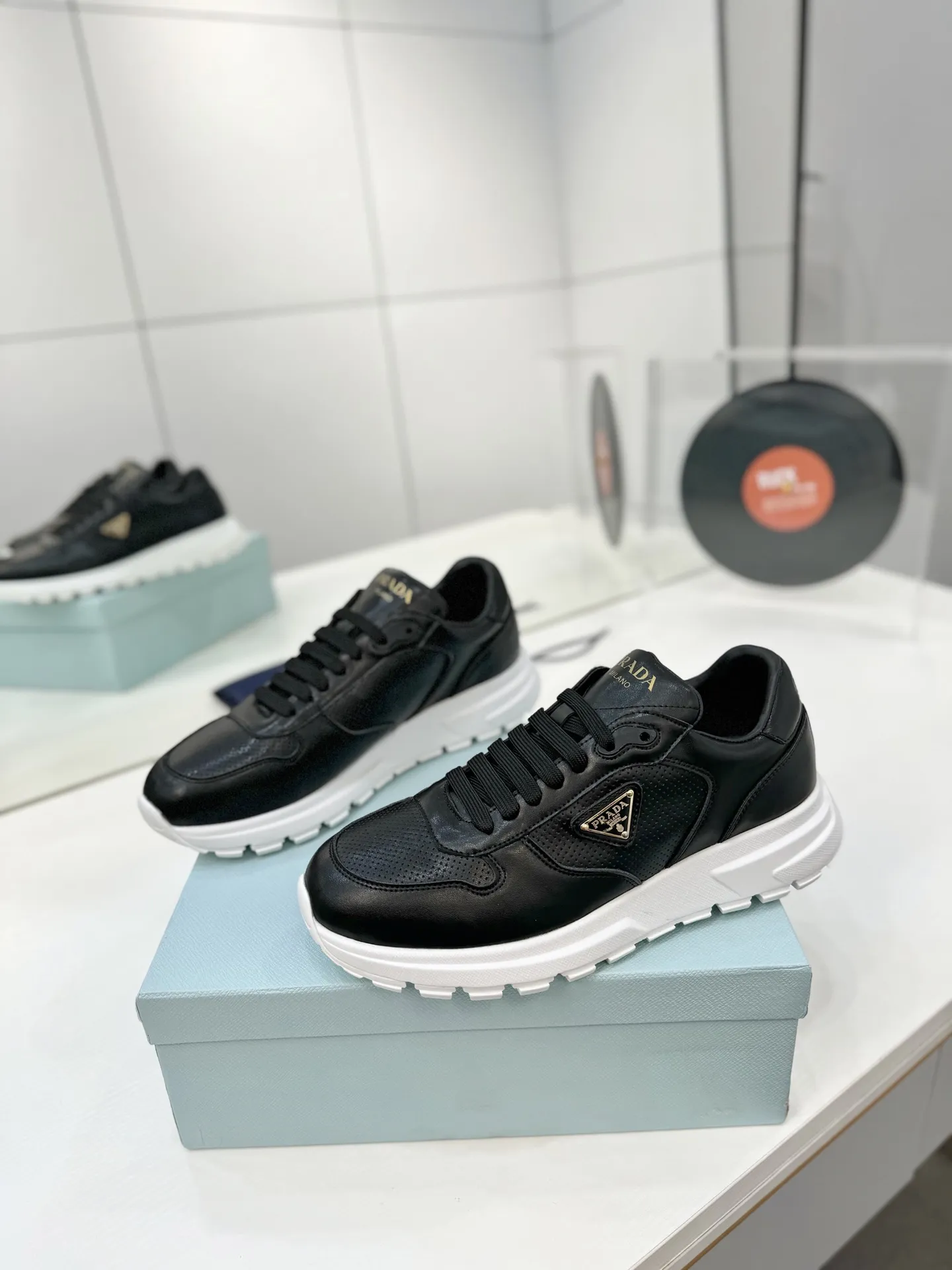 工厂价💰280男➕10🔥《冲孔面》运动鞋融优雅的创意设计以及Prada系列典型的材质于一身。 ⚡️鞋身采用海洋塑料回收物所制的创新性Re-Nylon再生尼龙和亮面牛皮革打造。蕴含新颖运动格调的三角形徽标点缀侧面,彰显品牌特色。胎面花纹厚底赋予廓形混搭魅力。原版1比1开发, ✅鞋面:牛皮冲孔面 ✅内里:原版水染牛皮+牛皮垫脚 ✅原版:TPU+发泡组合底 ✅码数:35-46(45.46订制)