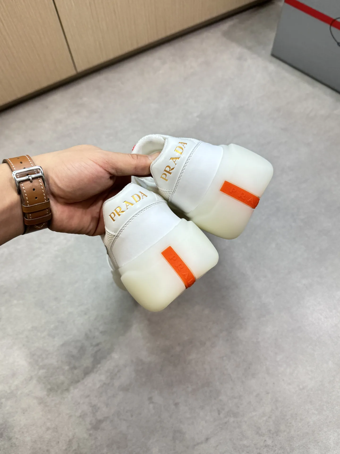 【 PRADA】普拉达 P320💰 -高端品质 原单🔍🔍🔍休闲运动鞋 -鞋面:🔝丝绸小牛皮、品牌高丝光镂空网帆布、鞋舌车缝品牌塑胶logo、鞋身品牌金属扣件 -内里:水染牛皮 -大底:超轻高透TPR·橡胶; 成型大底 -超高品控·做工精细:凸显(高端·贵气·档次) -Size :38-45(46,可订做)·