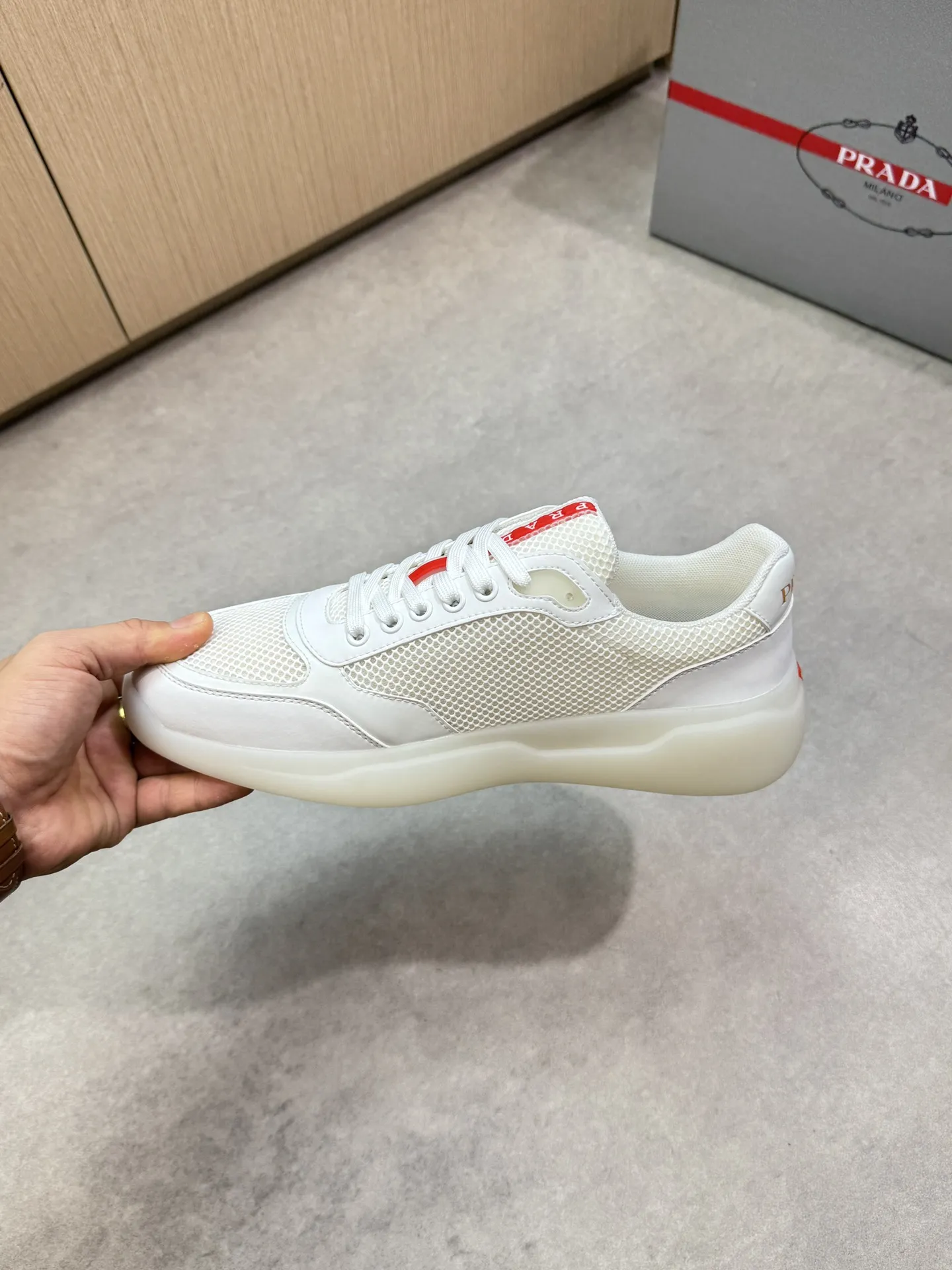 【 PRADA】普拉达 P320💰 -高端品质 原单🔍🔍🔍休闲运动鞋 -鞋面:🔝丝绸小牛皮、品牌高丝光镂空网帆布、鞋舌车缝品牌塑胶logo、鞋身品牌金属扣件 -内里:水染牛皮 -大底:超轻高透TPR·橡胶; 成型大底 -超高品控·做工精细:凸显(高端·贵气·档次) -Size :38-45(46,可订做)·