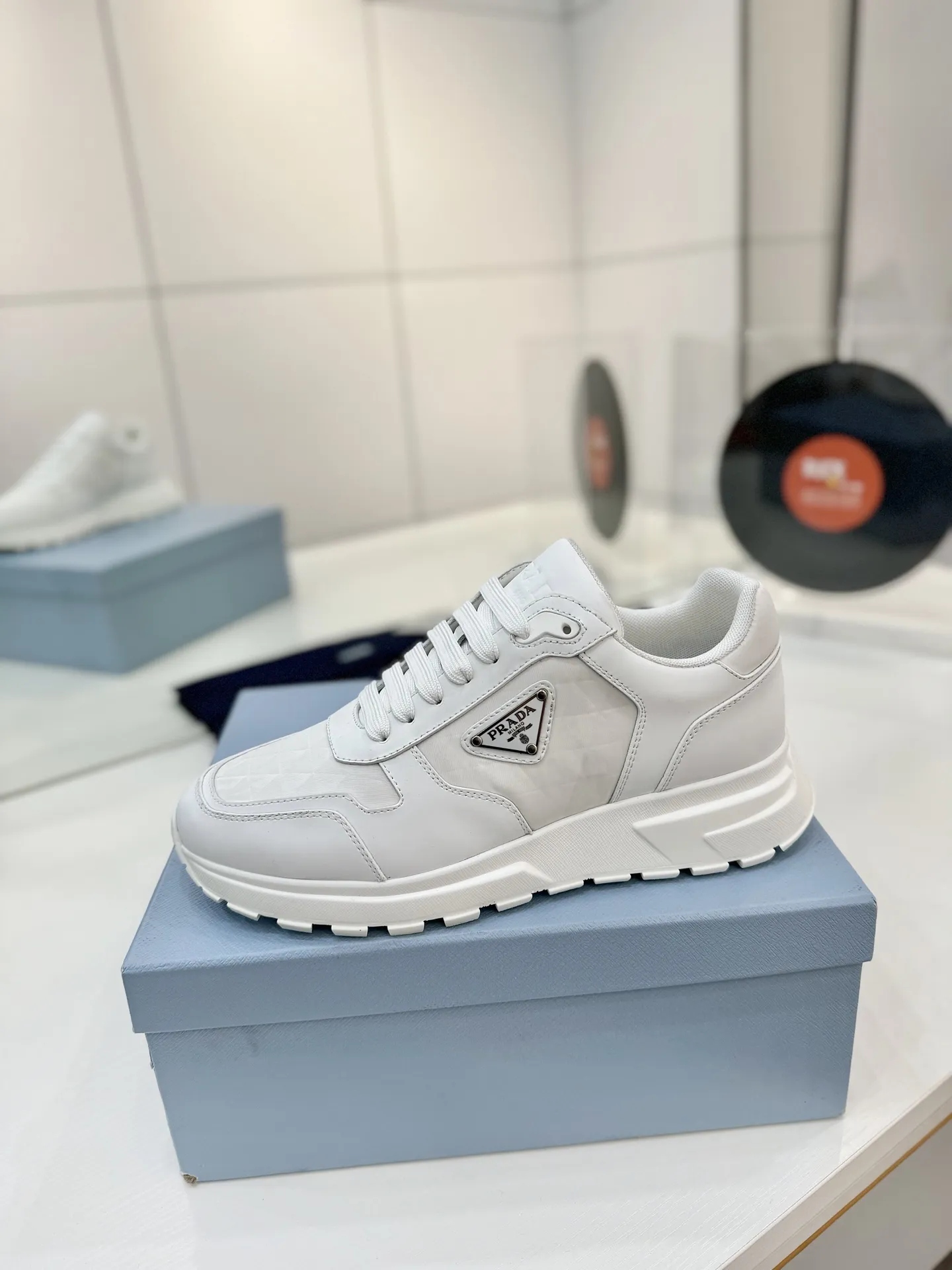 工厂价💰310男➕10🔥《普拉达prada》运动鞋融优雅的创意设计以及Prada系列典型的材质于一身。 ⚡️鞋身采用海洋塑料回收物所制的创新性Re-Nylon再生尼龙和亮面牛皮革打造。蕴含新颖运动格调的三角形徽标点缀侧面,彰显品牌特色。胎面花纹厚底赋予廓形混搭魅力。原版1比1开发, ✅鞋面:采用进口小牛皮拼接透气网面, 鞋舌Prada Milano丝网印刷徽标 ✅外侧饰经典金属三角珐琅徽标 ✅内里:网布,垫脚牛皮, ✅大底:采用防滑运动专属带logo橡胶大底 ✅码数:35-46(订制45.46)