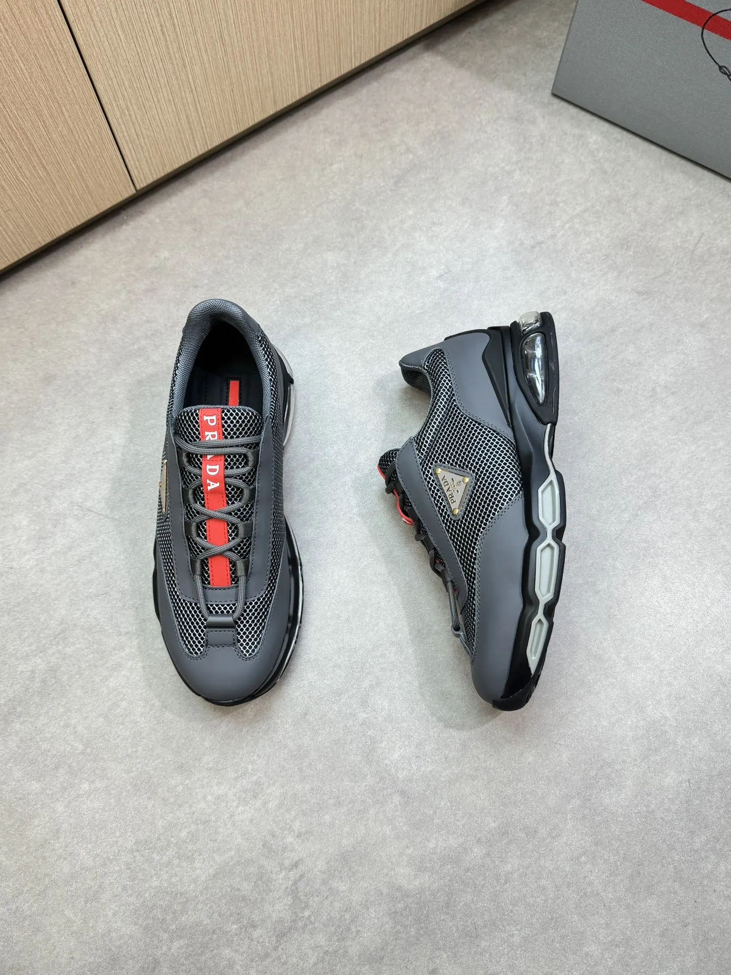 【 PRADA】普拉达 P340💰 -高端品质 原单🔍🔍🔍休闲运动鞋 -鞋面：🔝丝绸小牛皮、品牌高丝光镂空网帆布、鞋舌车缝品牌塑胶logo、鞋身品牌金属扣件 -内里：水染牛皮 -大底：超轻高透TPR气囊&middot;橡胶; 抽真空组合成型大底 -超高品控&middot;做工精细：凸显(高端&middot;贵气&middot;档次) -Size ：38-45（46，可订做)&middot;