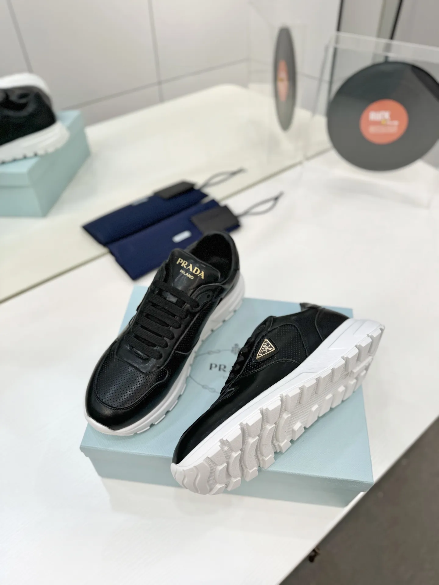 工厂价💰280男➕10🔥《冲孔面》运动鞋融优雅的创意设计以及Prada系列典型的材质于一身。 ⚡️鞋身采用海洋塑料回收物所制的创新性Re-Nylon再生尼龙和亮面牛皮革打造。蕴含新颖运动格调的三角形徽标点缀侧面,彰显品牌特色。胎面花纹厚底赋予廓形混搭魅力。原版1比1开发, ✅鞋面:牛皮冲孔面 ✅内里:原版水染牛皮+牛皮垫脚 ✅原版:TPU+发泡组合底 ✅码数:35-46(45.46订制)