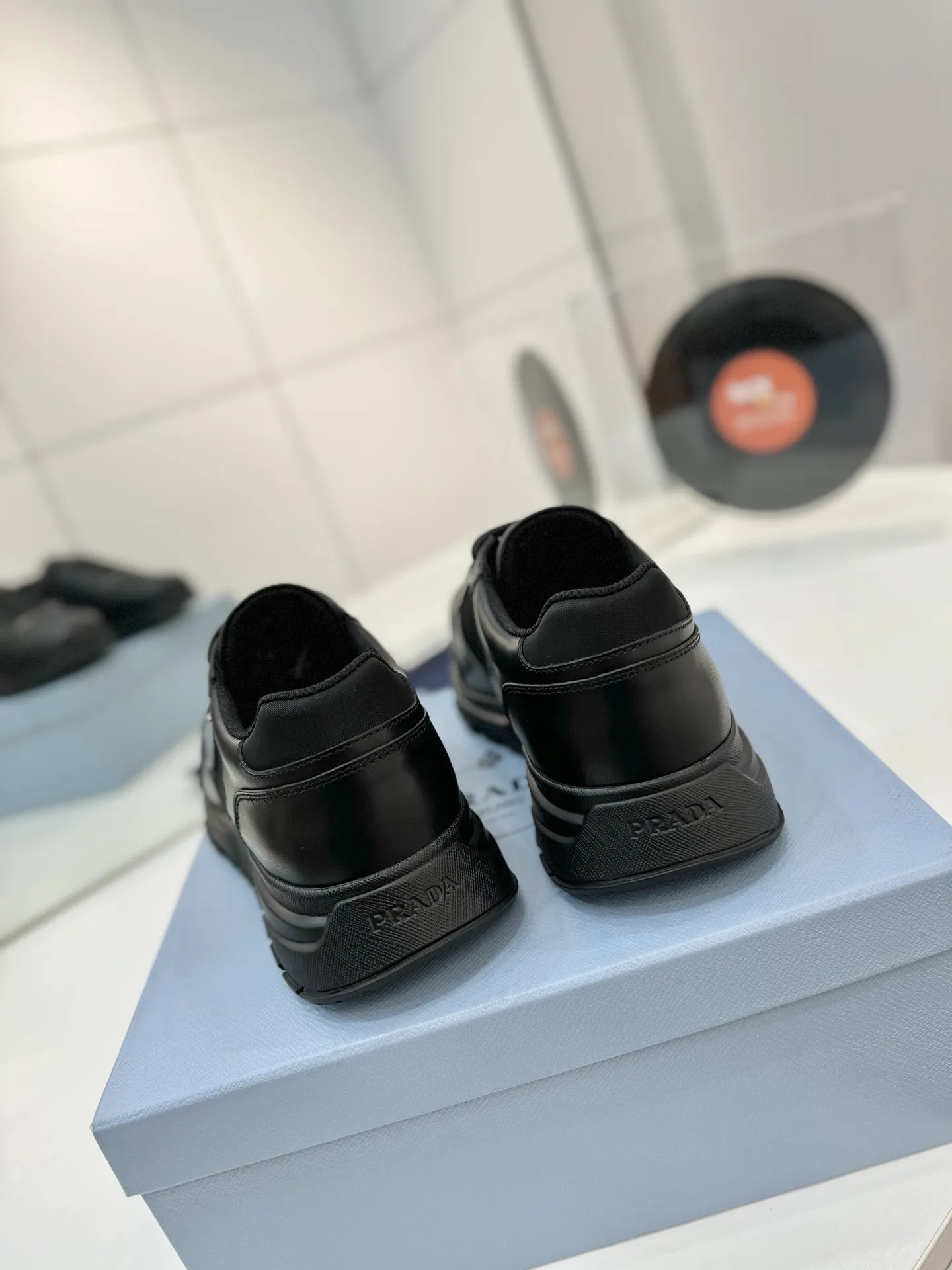 工厂价💰310男➕10🔥《普拉达prada》运动鞋融优雅的创意设计以及Prada系列典型的材质于一身。 ⚡️鞋身采用海洋塑料回收物所制的创新性Re-Nylon再生尼龙和亮面牛皮革打造。蕴含新颖运动格调的三角形徽标点缀侧面，彰显品牌特色。胎面花纹厚底赋予廓形混搭魅力。原版1比1开发， ✅鞋面：采用进口小牛皮拼接透气网面， 鞋舌Prada Milano丝网印刷徽标 ✅外侧饰经典金属三角珐琅徽标 ✅内里：网布，垫脚牛皮， ✅大底：采用防滑运动专属带logo橡胶大底 ✅码数：35-46（订制45.46）