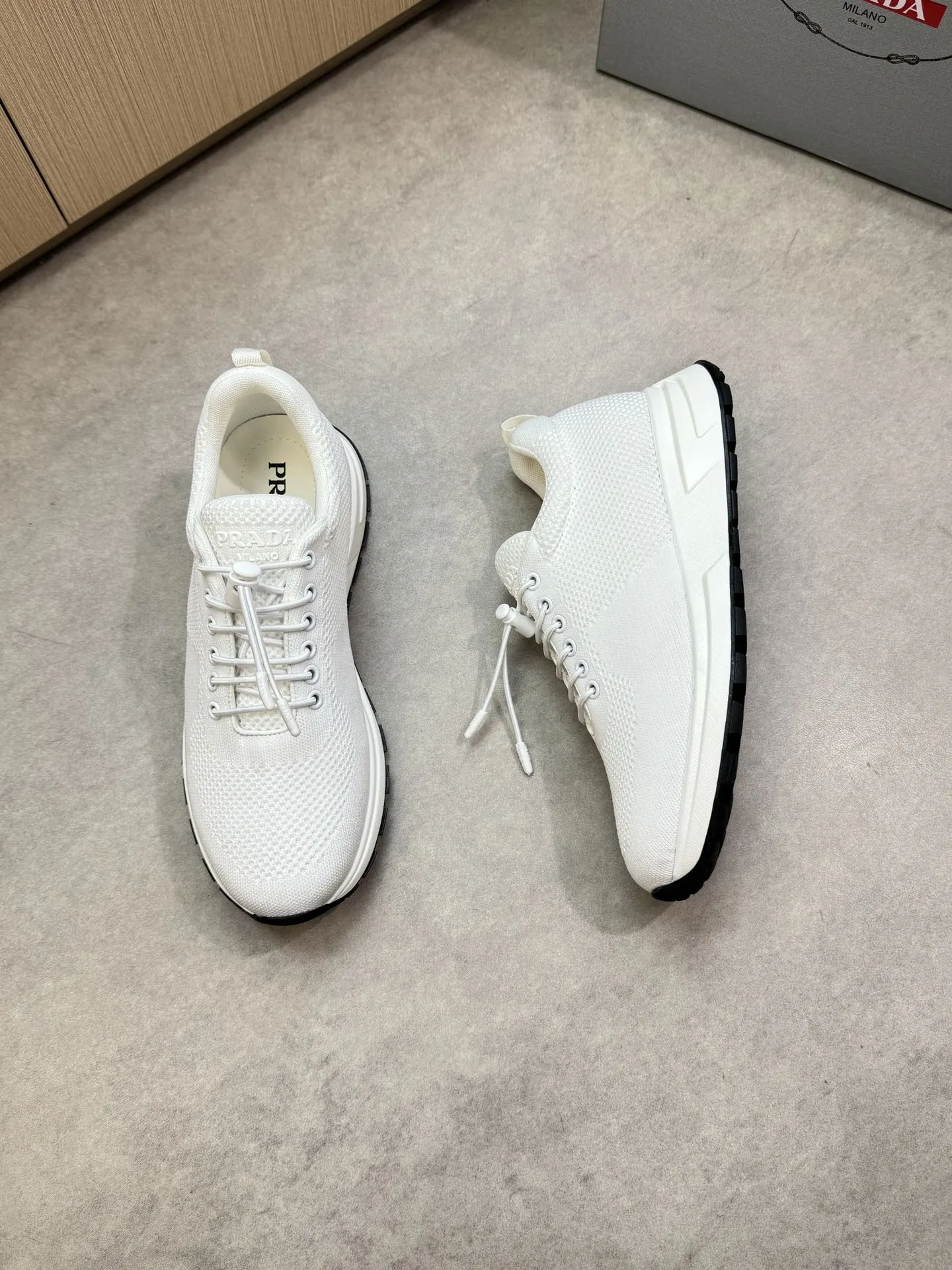 【PRADA】普拉达 P300💰 -高端品质 原单🔍🔍🔍休闲运动鞋 -鞋面:🔝品牌图腾针织(飞织)布匹、鞋舌注塑品牌logo -内里:水染牛皮 -大底:超轻TPU发泡·橡胶;双色成型大底 -超高品控·做工精细:凸显(高端·贵气·档次) -Size :38-44(45,可订做)·PR0135