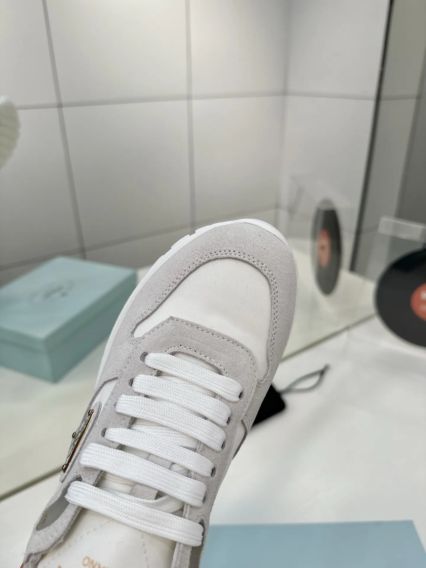 工厂价💰290🔥Prada普拉达春夏新款三角标运动鞋 💫高丝光和进口透气布拼接撞色，细节感跟好 三角标点缀，简单高级！关键上脚超显腿长，轻松拉长腿部显腿！妥妥的增高神器 ✅鞋面：原版牛皮 ✅内里：原版水染牛皮+牛皮垫脚 ✅原版：TPU+发泡组合底 ✅码数：35-41 (40 41定做不退换)