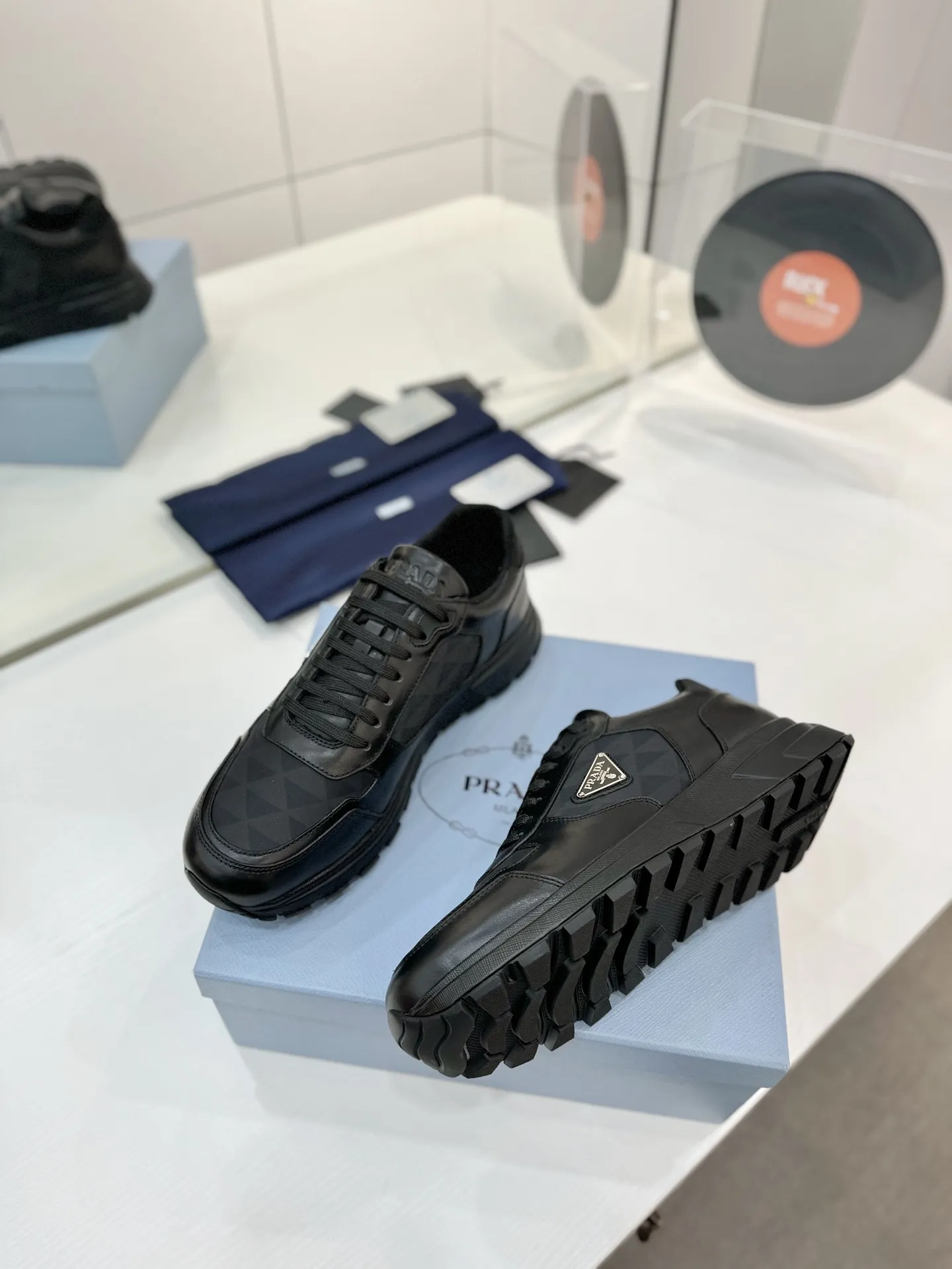 工厂价💰310男➕10🔥《普拉达prada》运动鞋融优雅的创意设计以及Prada系列典型的材质于一身。 ⚡️鞋身采用海洋塑料回收物所制的创新性Re-Nylon再生尼龙和亮面牛皮革打造。蕴含新颖运动格调的三角形徽标点缀侧面,彰显品牌特色。胎面花纹厚底赋予廓形混搭魅力。原版1比1开发, ✅鞋面:采用进口小牛皮拼接透气网面, 鞋舌Prada Milano丝网印刷徽标 ✅外侧饰经典金属三角珐琅徽标 ✅内里:网布,垫脚牛皮, ✅大底:采用防滑运动专属带logo橡胶大底 ✅码数:35-46(订制45.46)