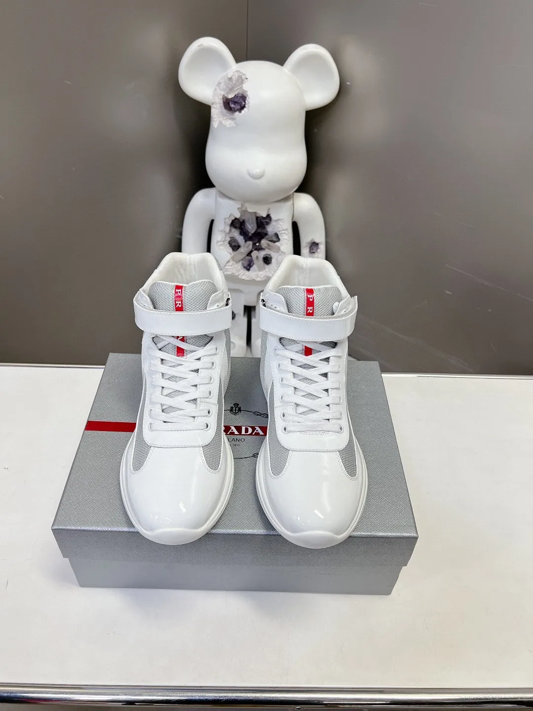 💰&yen;360 普拉达PRADA顶级版高帮情侣运动鞋 ，鞋面进口飞织面料拼接漆皮，羊皮内里+牛皮踮脚，耐磨防滑轻便大底， 男女同款：码数：35-45码（46 47🉑️定做）